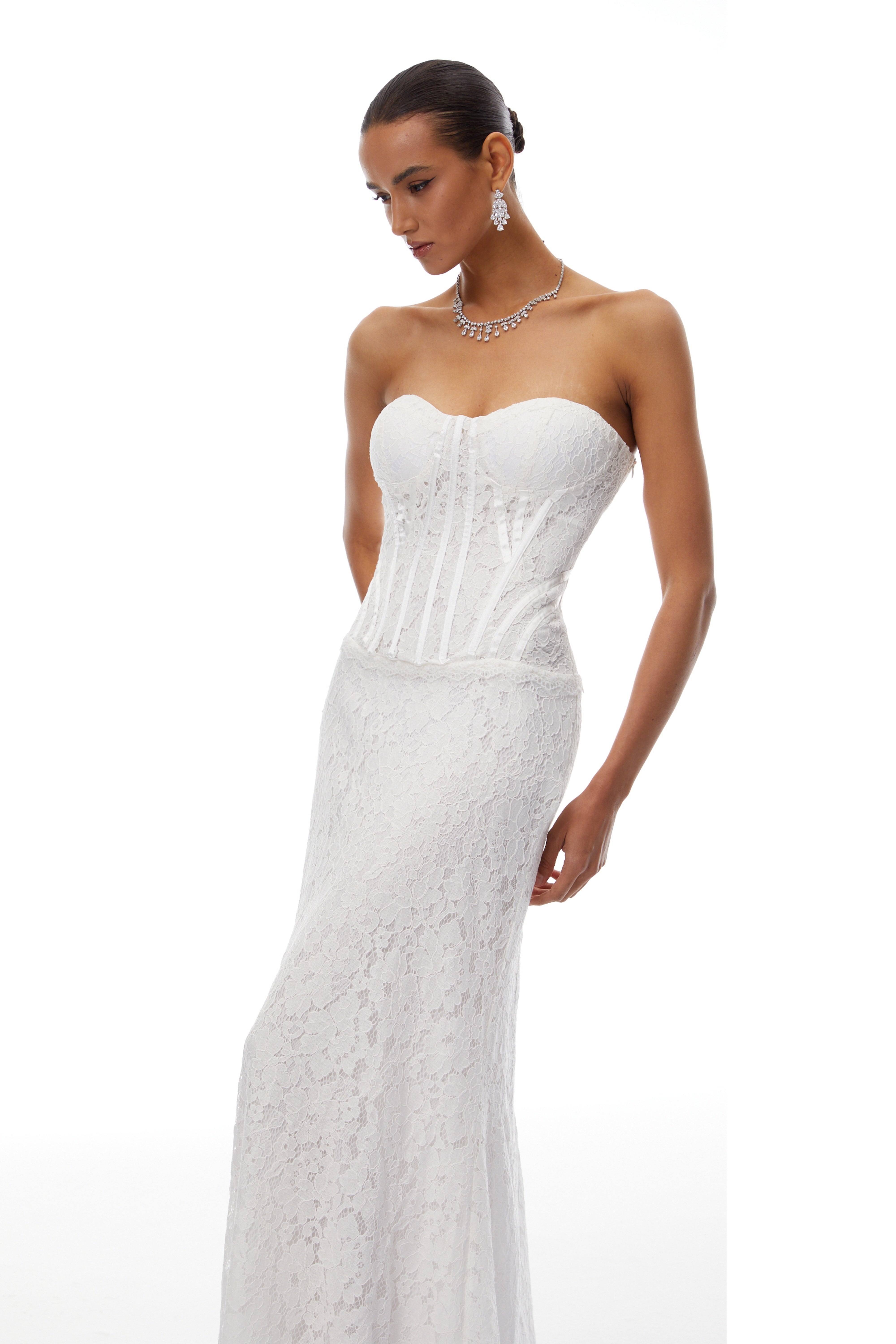 Karida Weißes schulterfreies Maxikleid aus Spitze