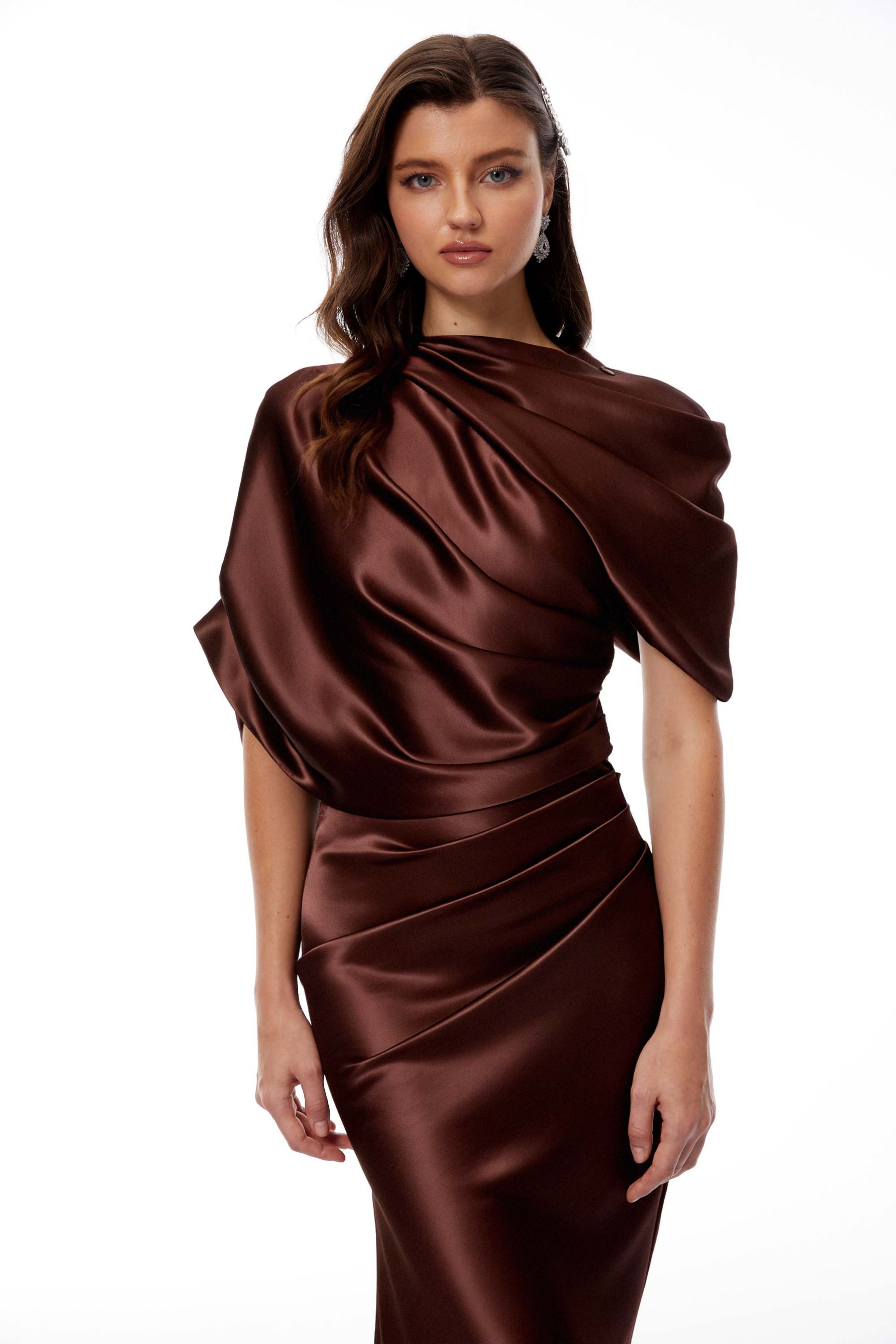 Luisa Brown Asymmetrisches, gerafftes Maxikleid aus Satin