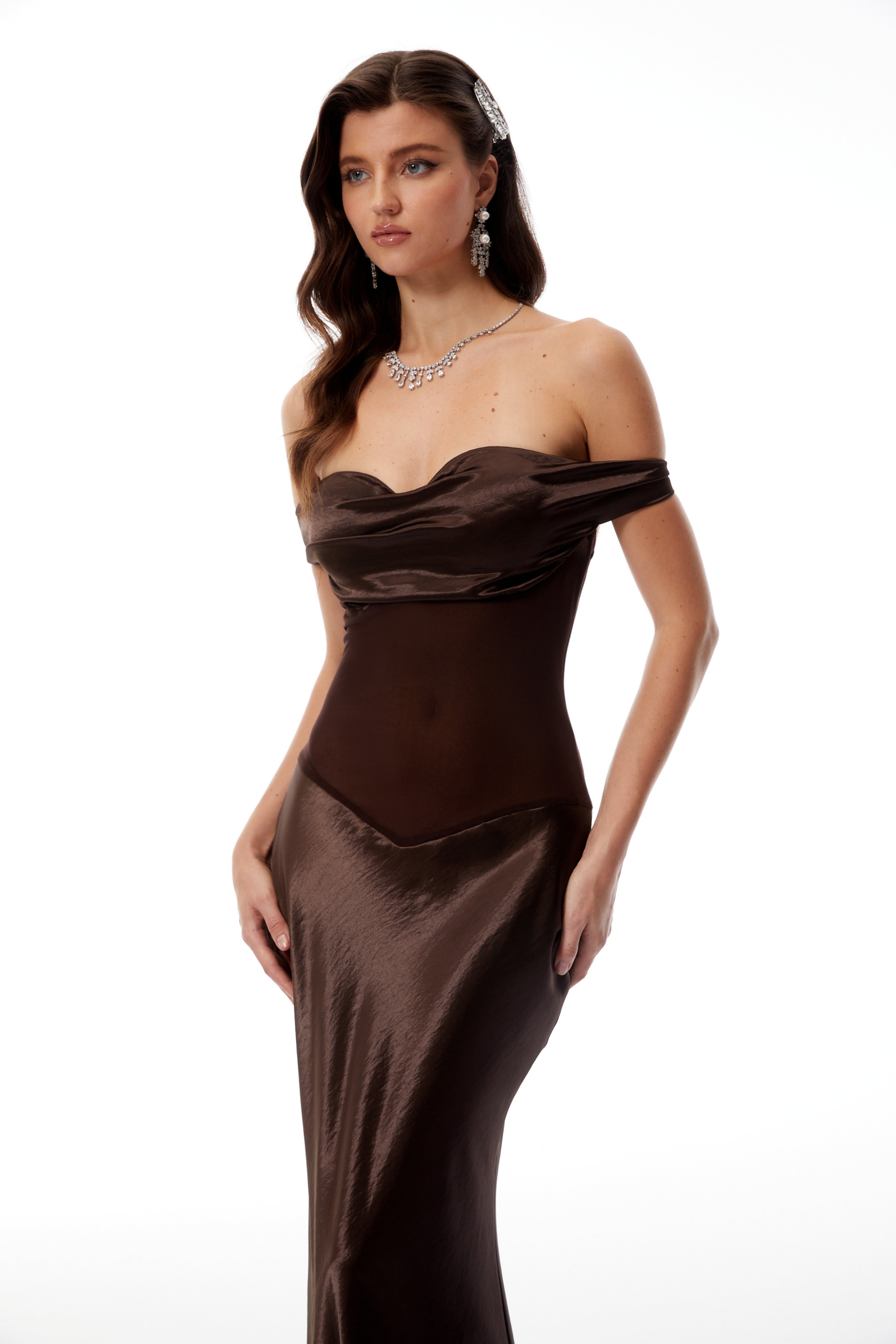 فستان ماكسي ساتان بأكتاف مكشوفة من جيتا براون، باللون البني.