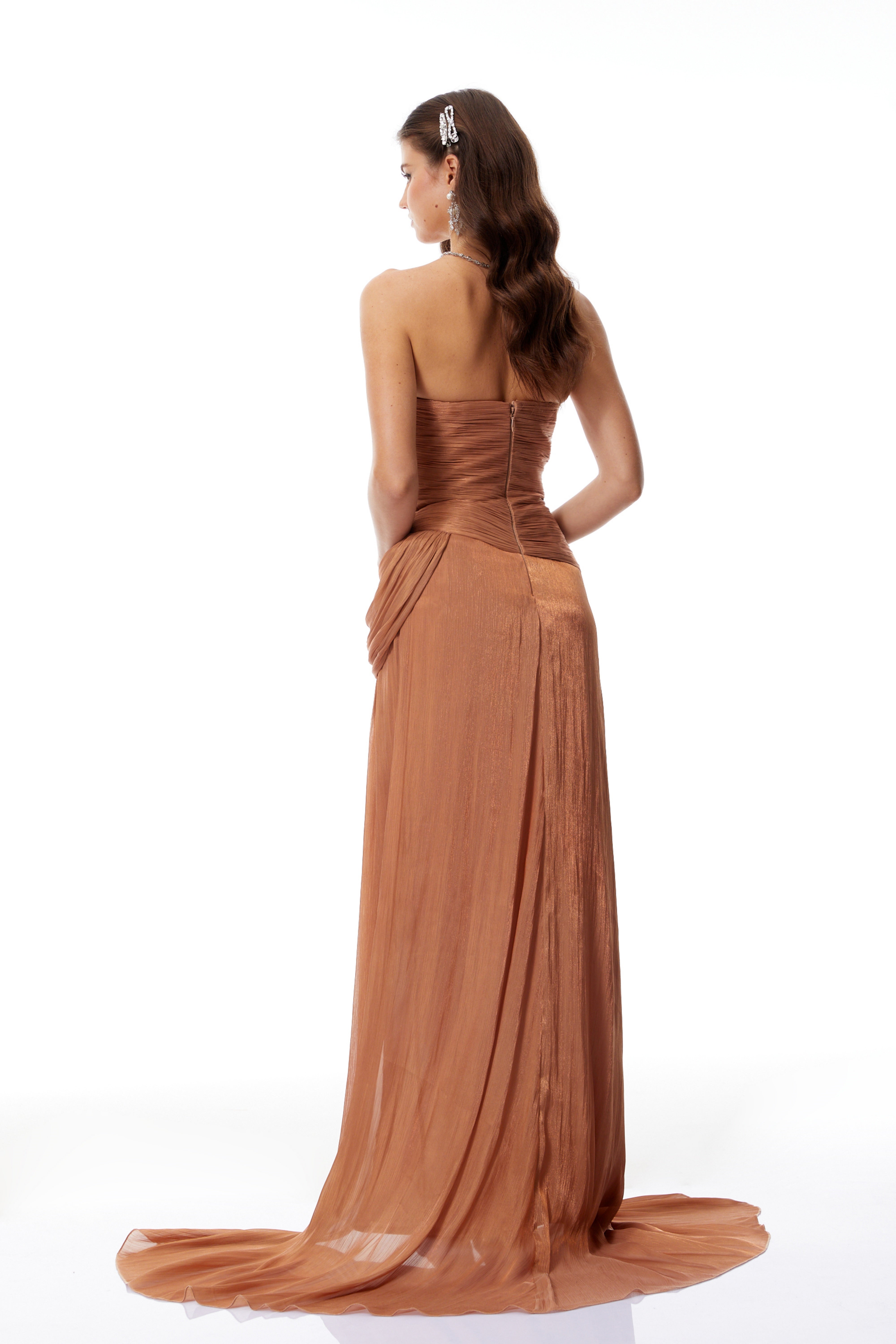 Gelsomina Gold Asymmetrisches, glänzendes Maxikleid mit Raffungen