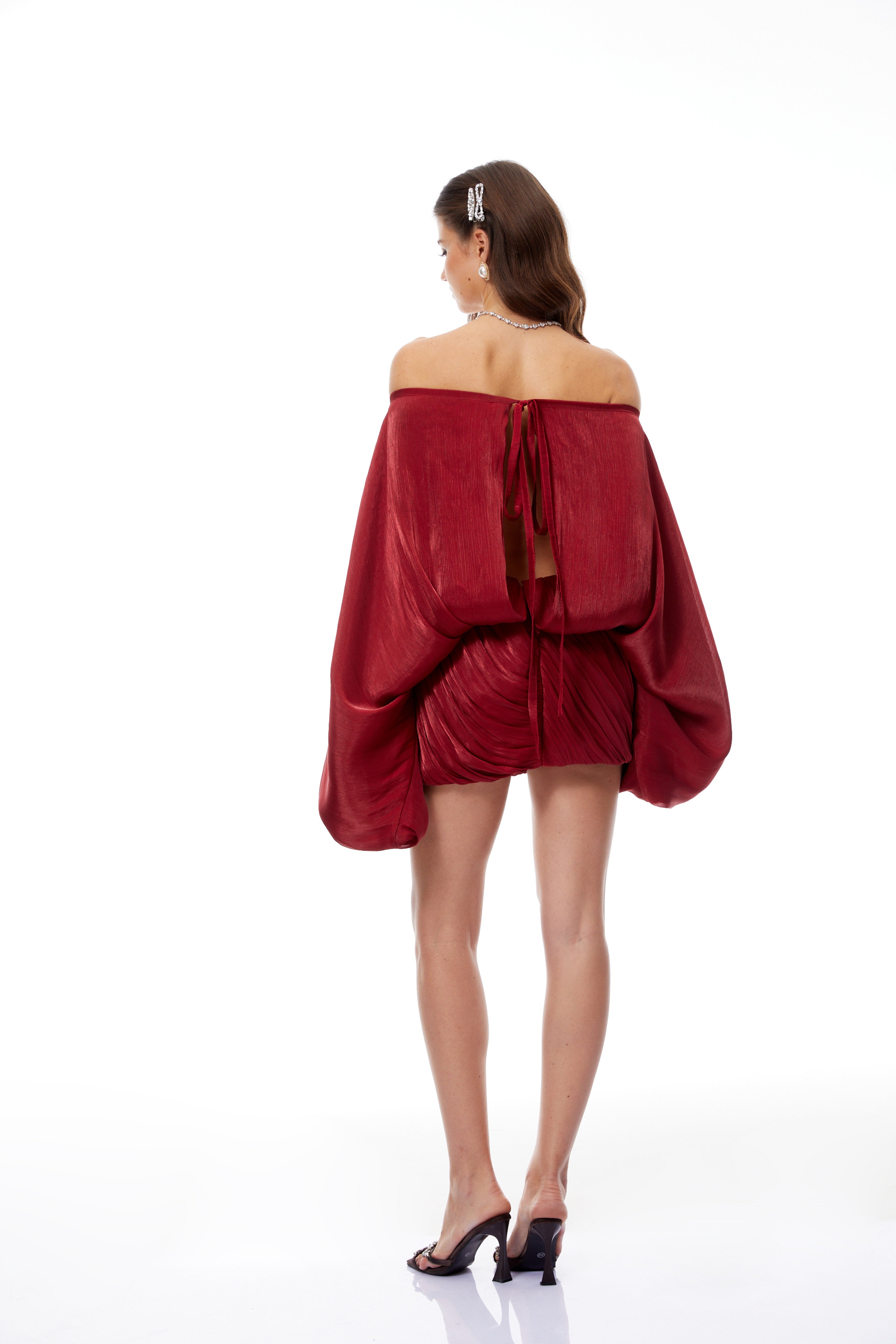 Patrizia Rotes schulterfreies, glänzendes Minikleid