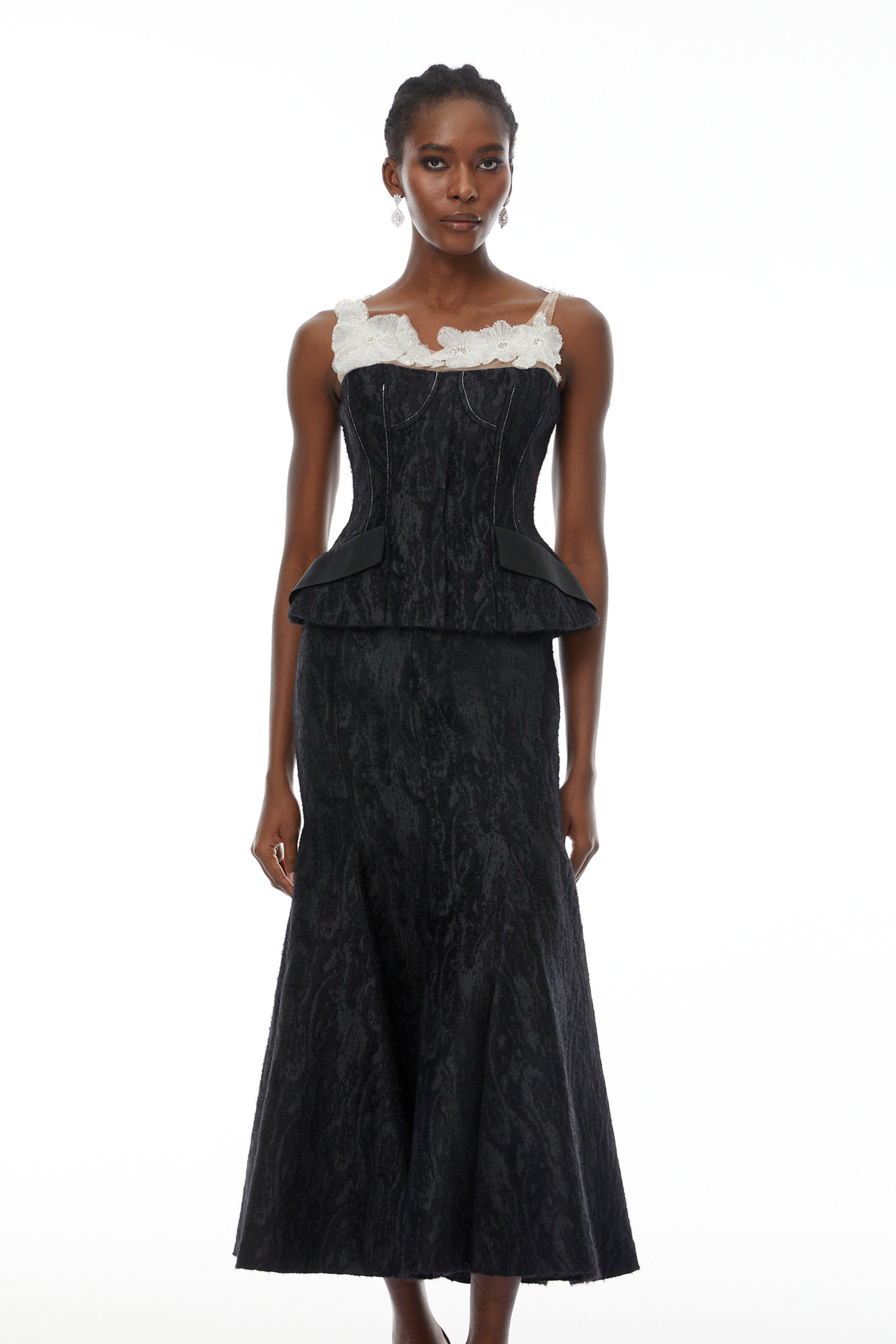 طقم مينا أسود بدون حمالات من قماش منقوش، مكون من بلوزة وتنورة