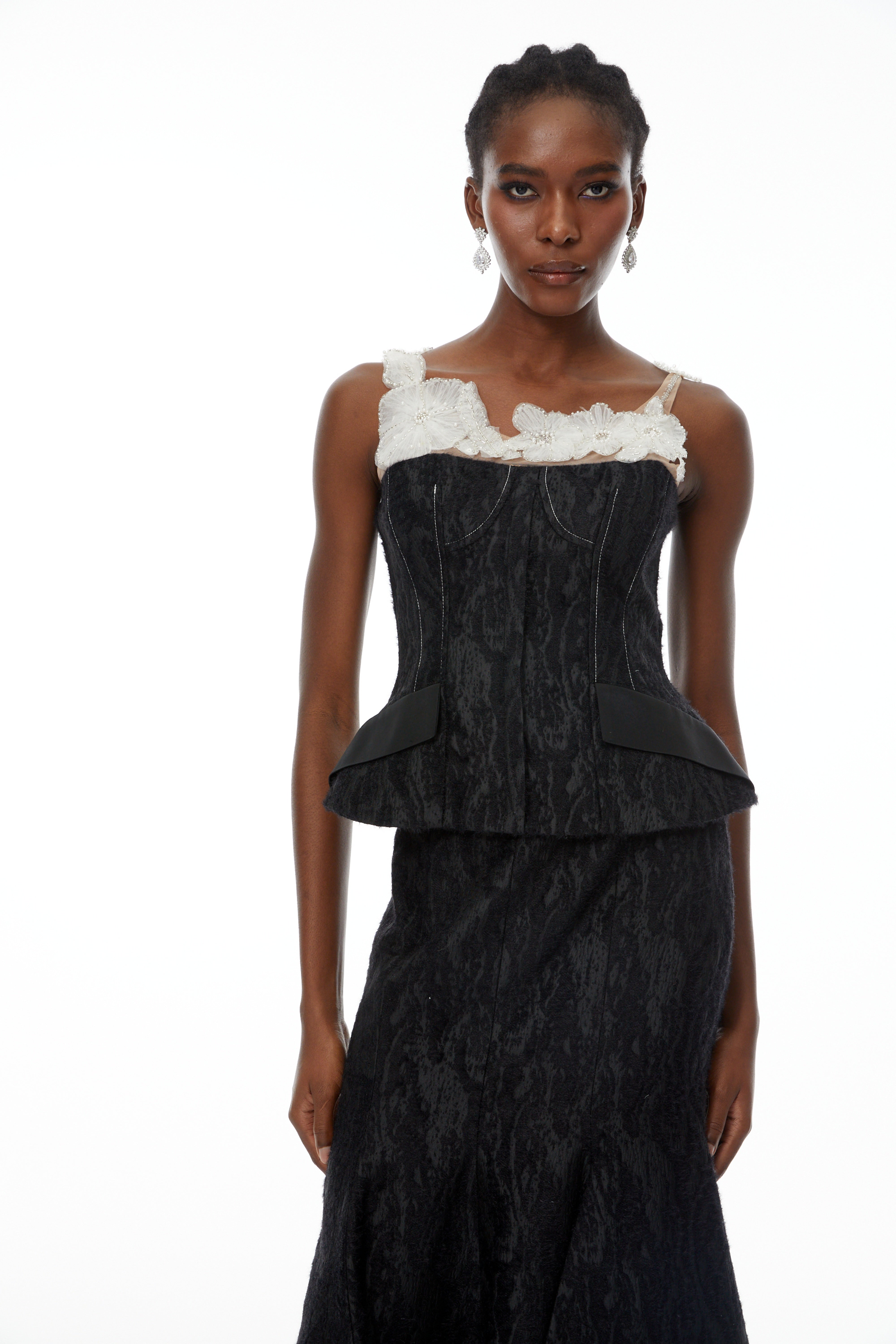 طقم مينا أسود بدون حمالات من قماش منقوش، مكون من بلوزة وتنورة