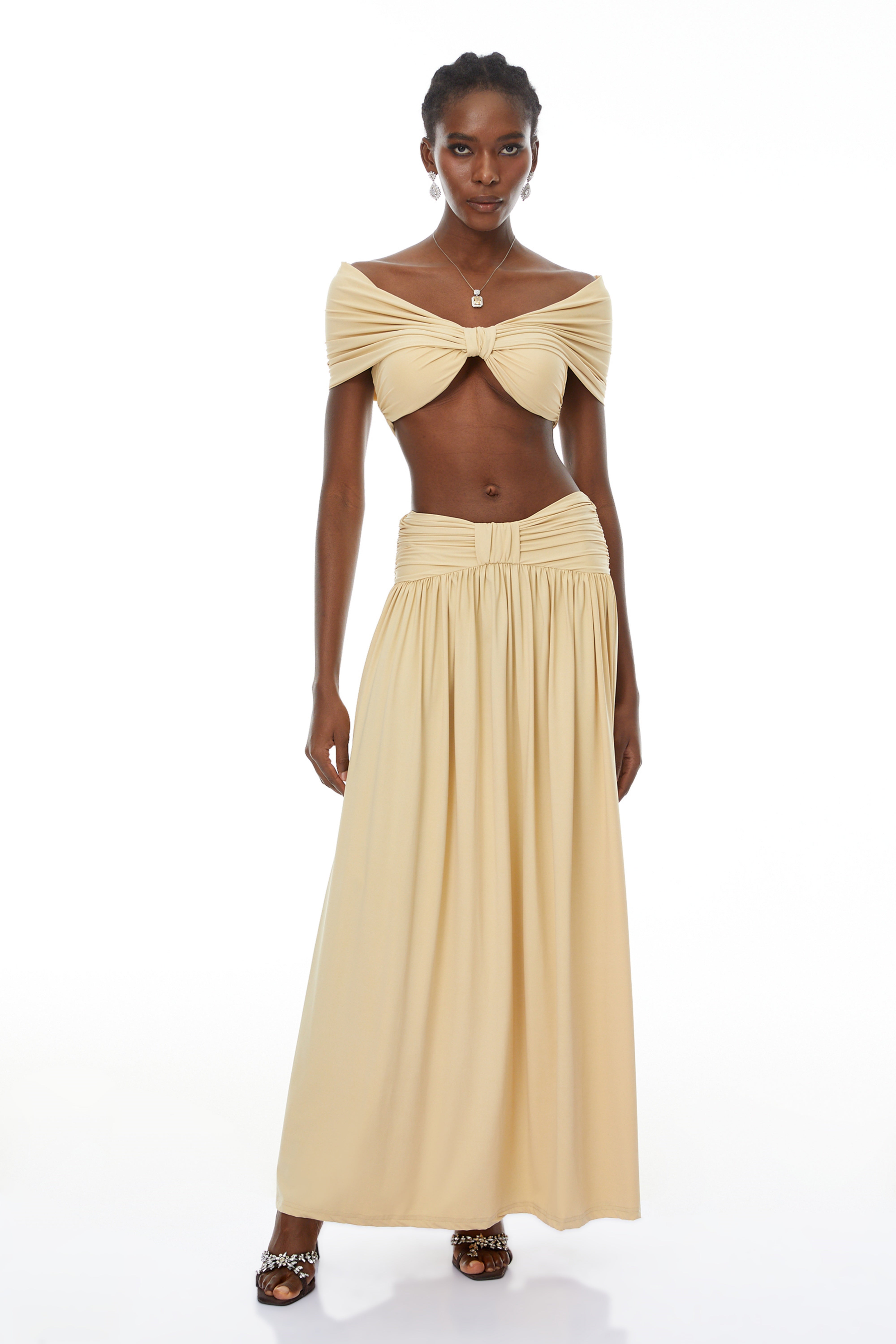 طقم جيانا الأصفر ذو الكشكشة من أعلى وتنورة