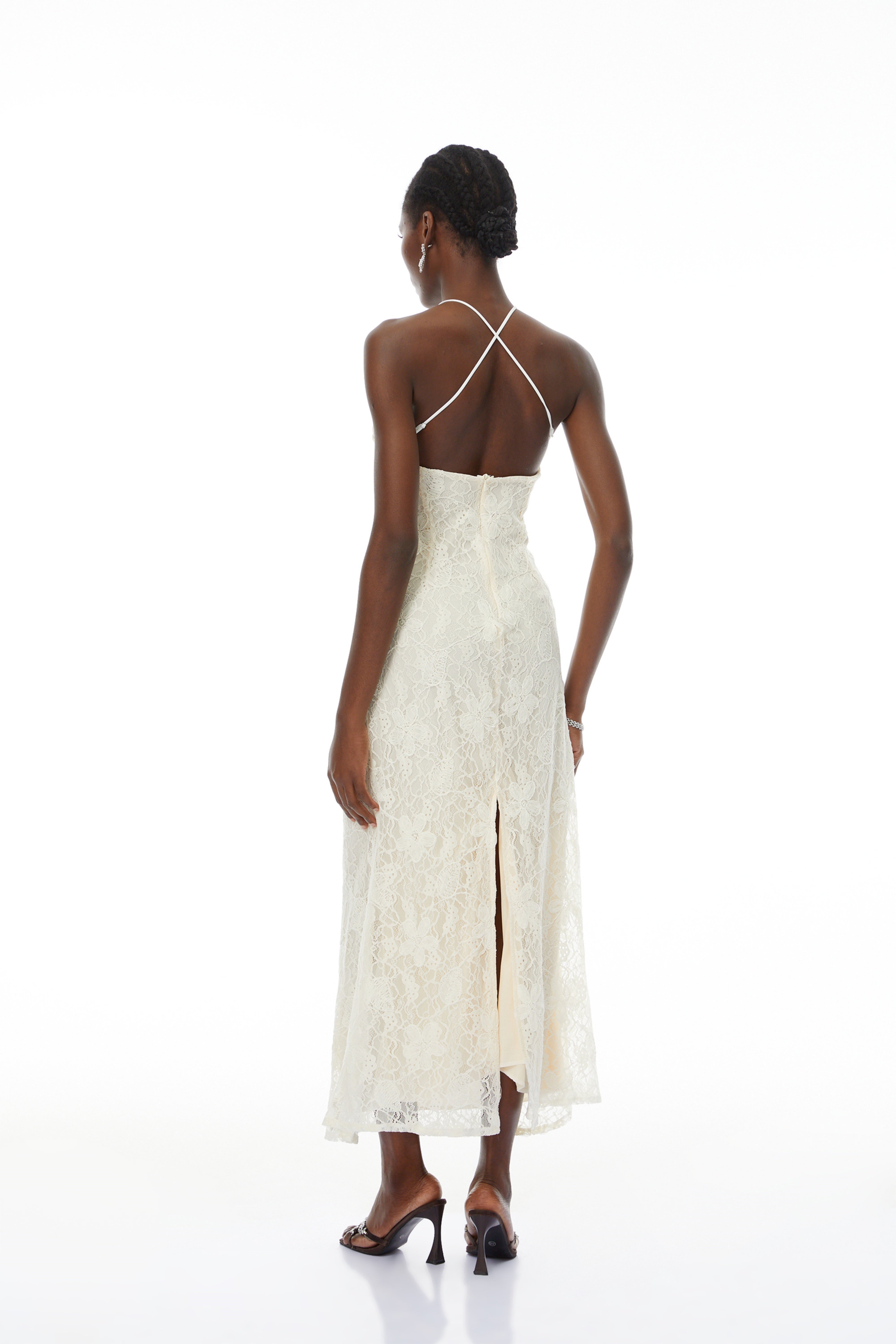 فستان طويل من Milania باللون الأبيض مع رقبة على شكل حرف H ودانتيل زهري