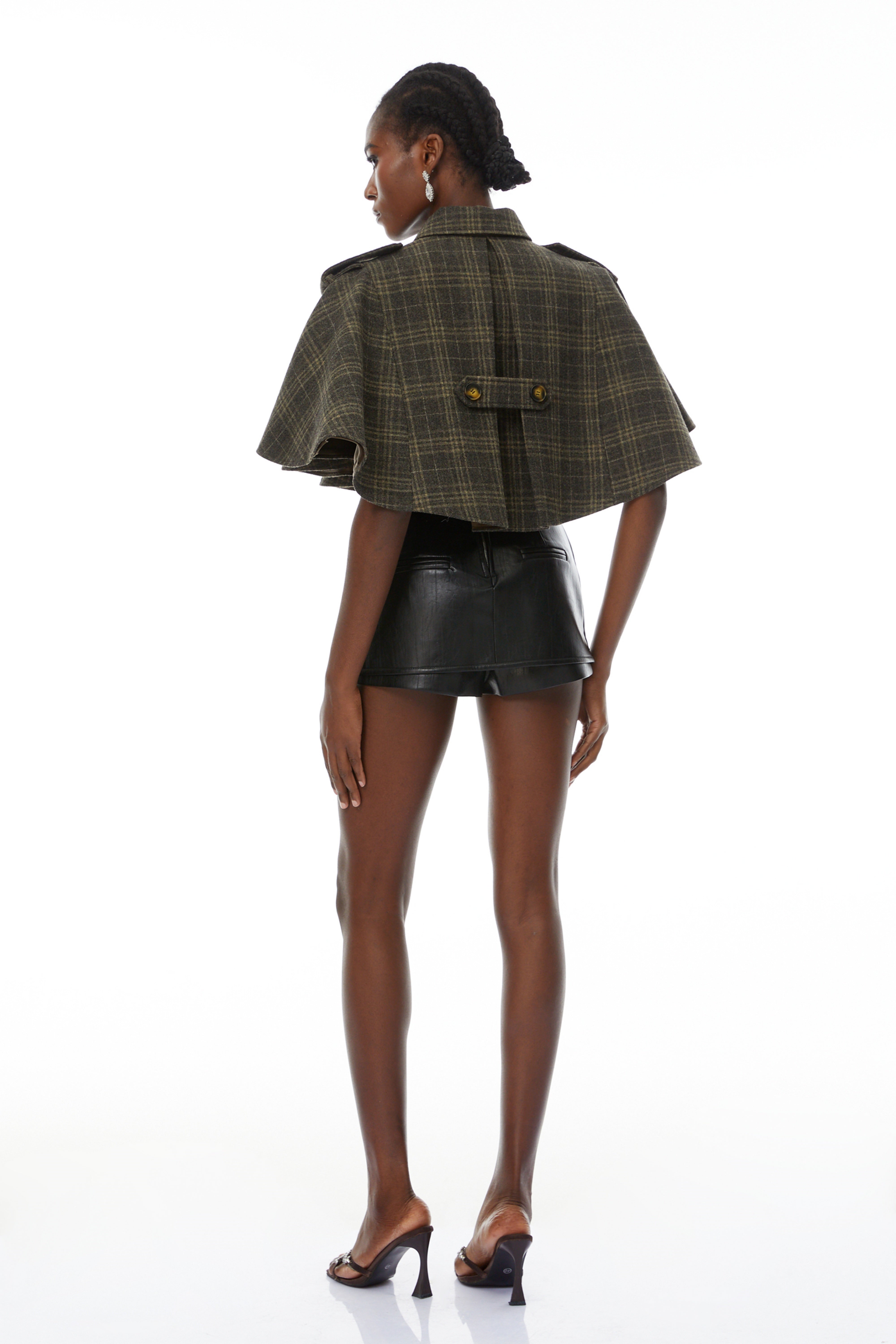 بلوزة أشلي الحمراء ذات الدانتيل المكشكشة