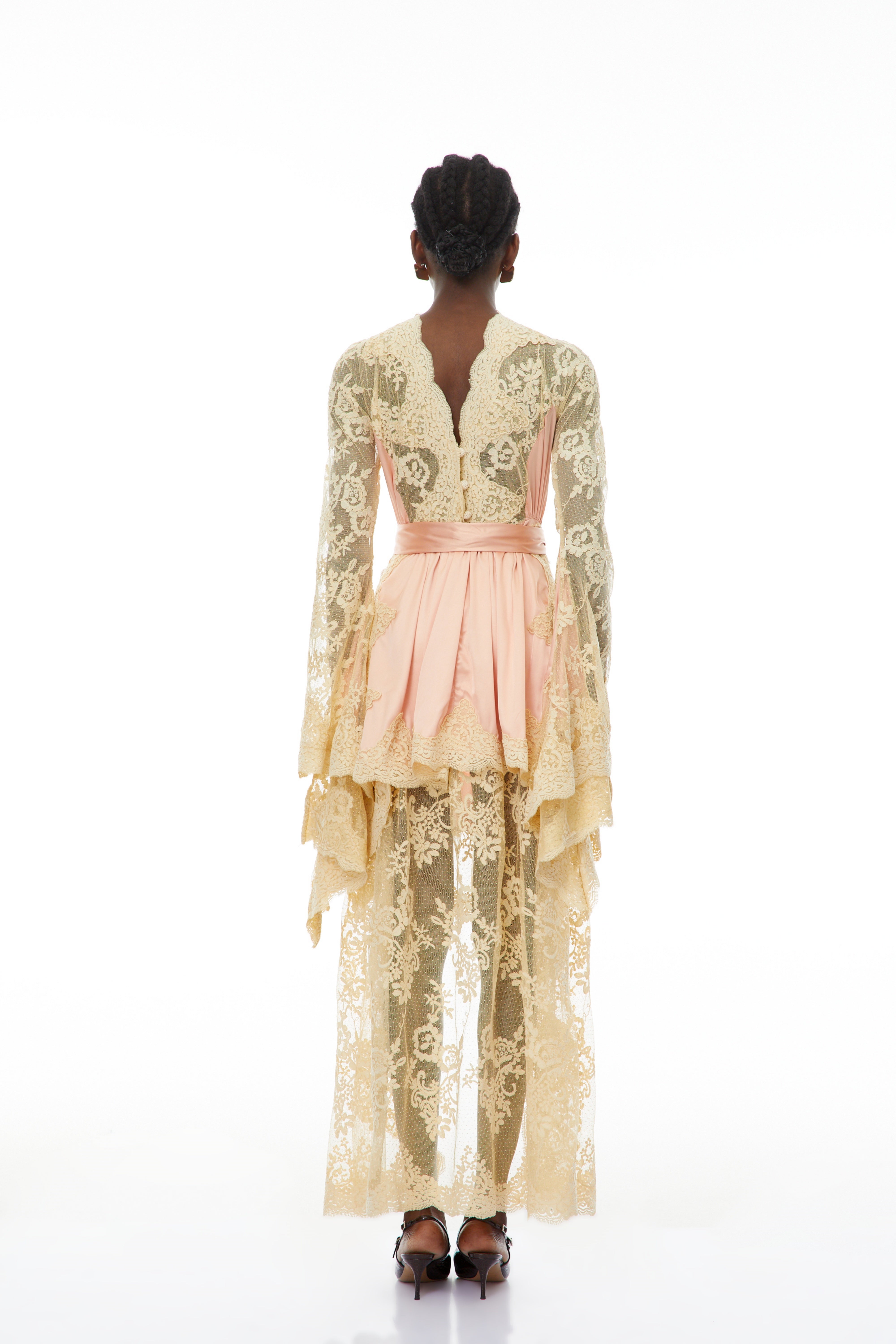 بلوزة أشلي الحمراء ذات الدانتيل المكشكشة