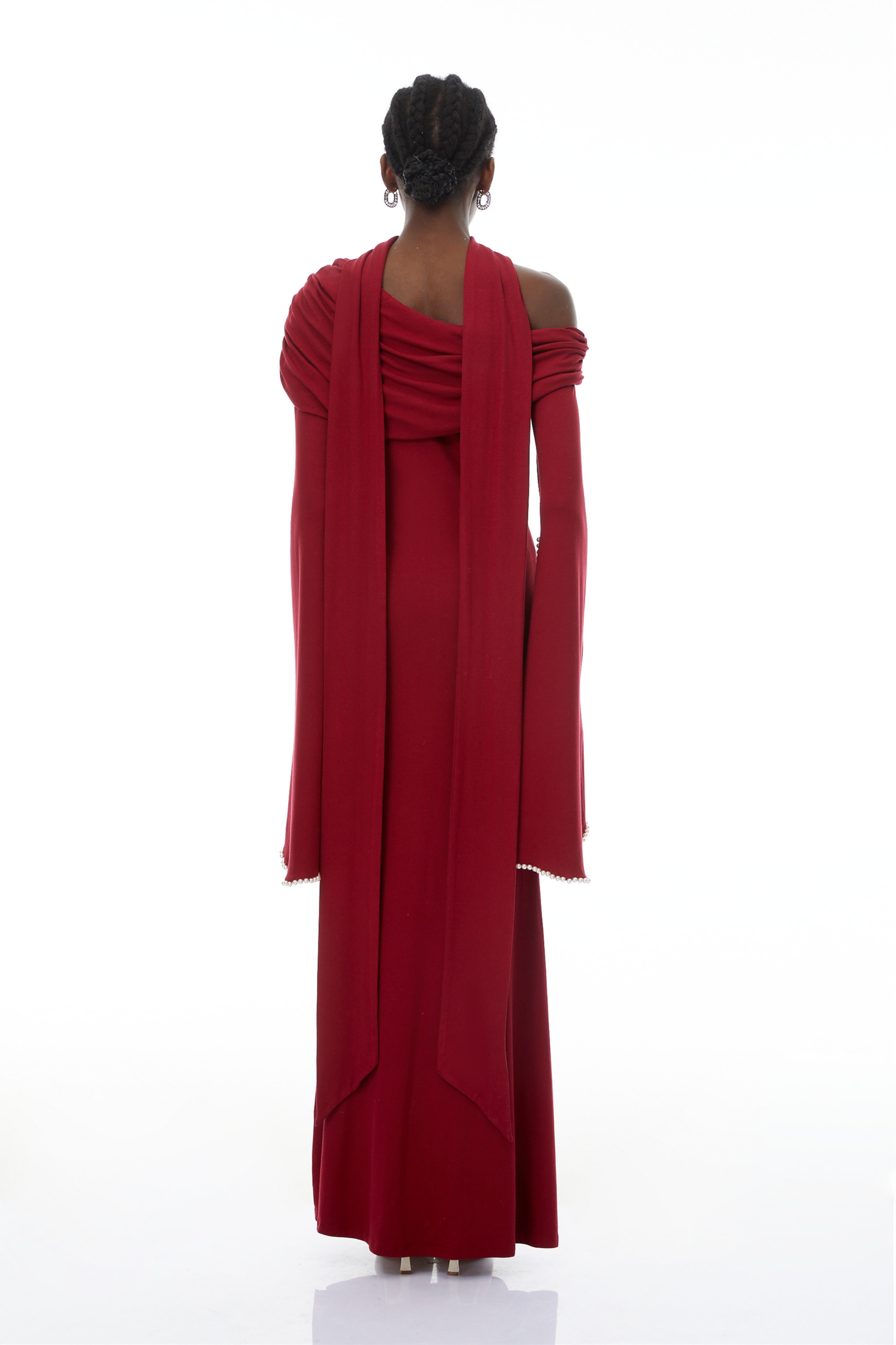 فستان ماكسي سيمونا أسود بكتف واحد وحواف لؤلؤية