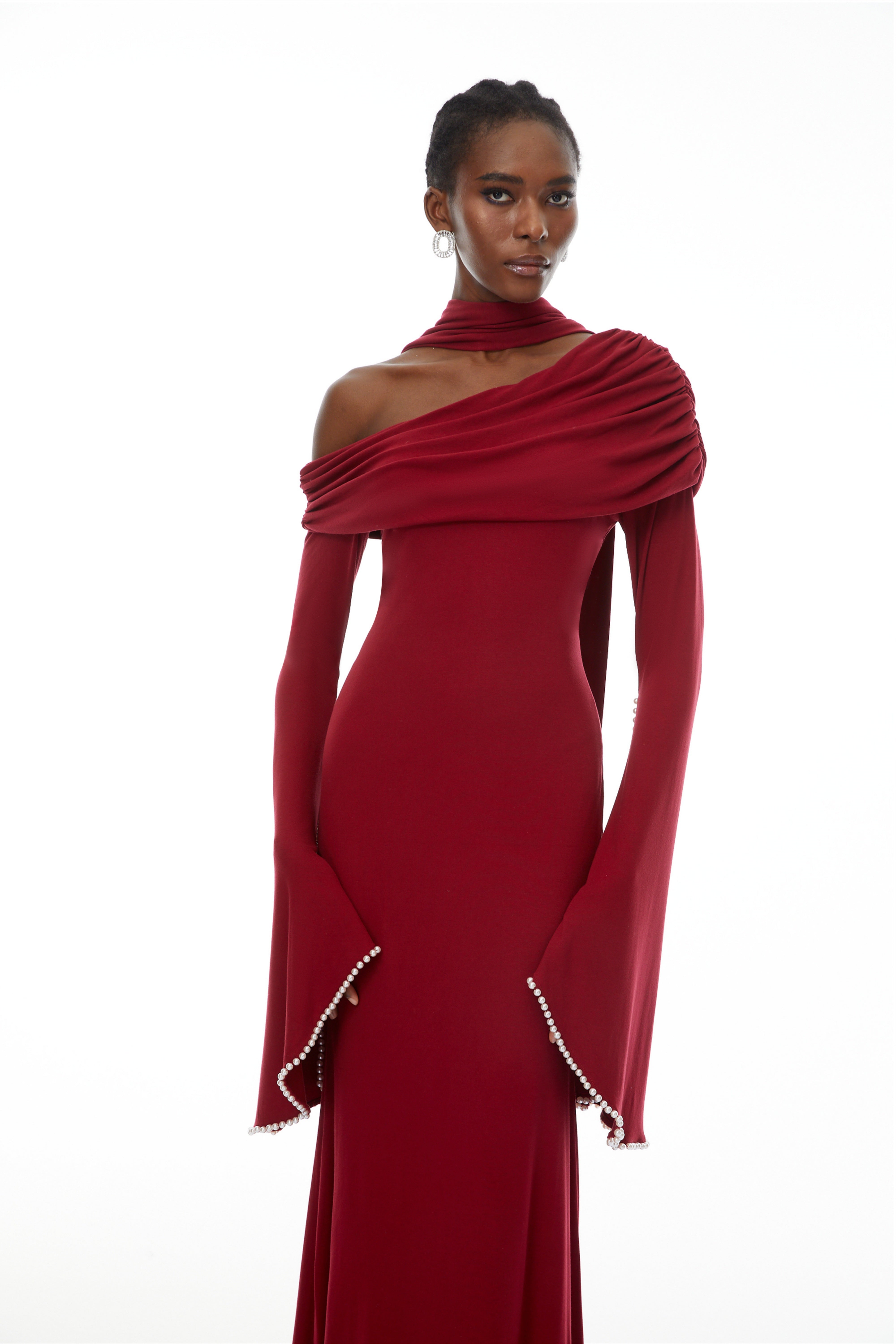 فستان ماكسي سيمونا أسود بكتف واحد وحواف لؤلؤية