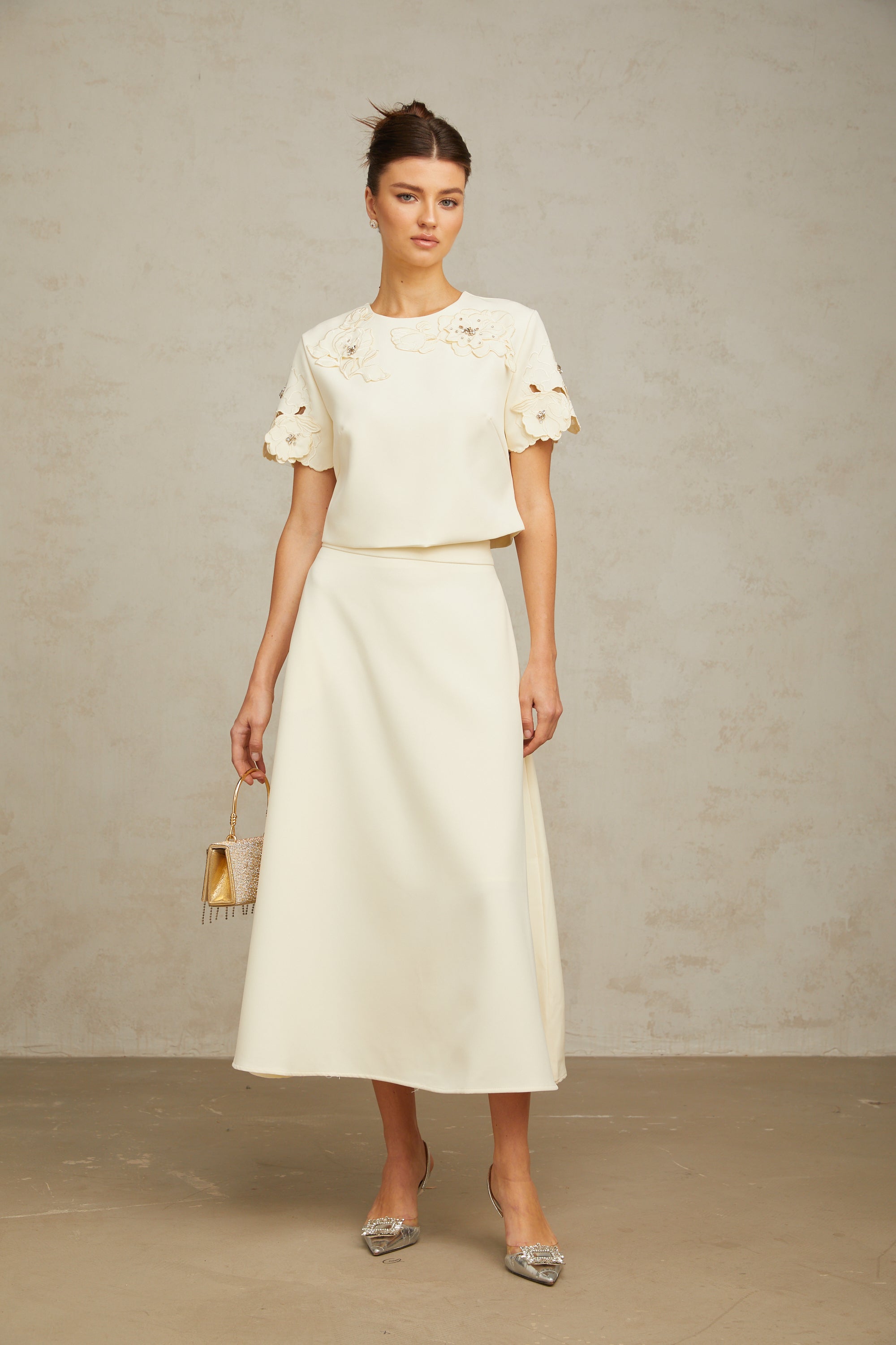 طقم كورالي من توب وتنورة متناسقين ببتلات ثلاثية الأبعاد