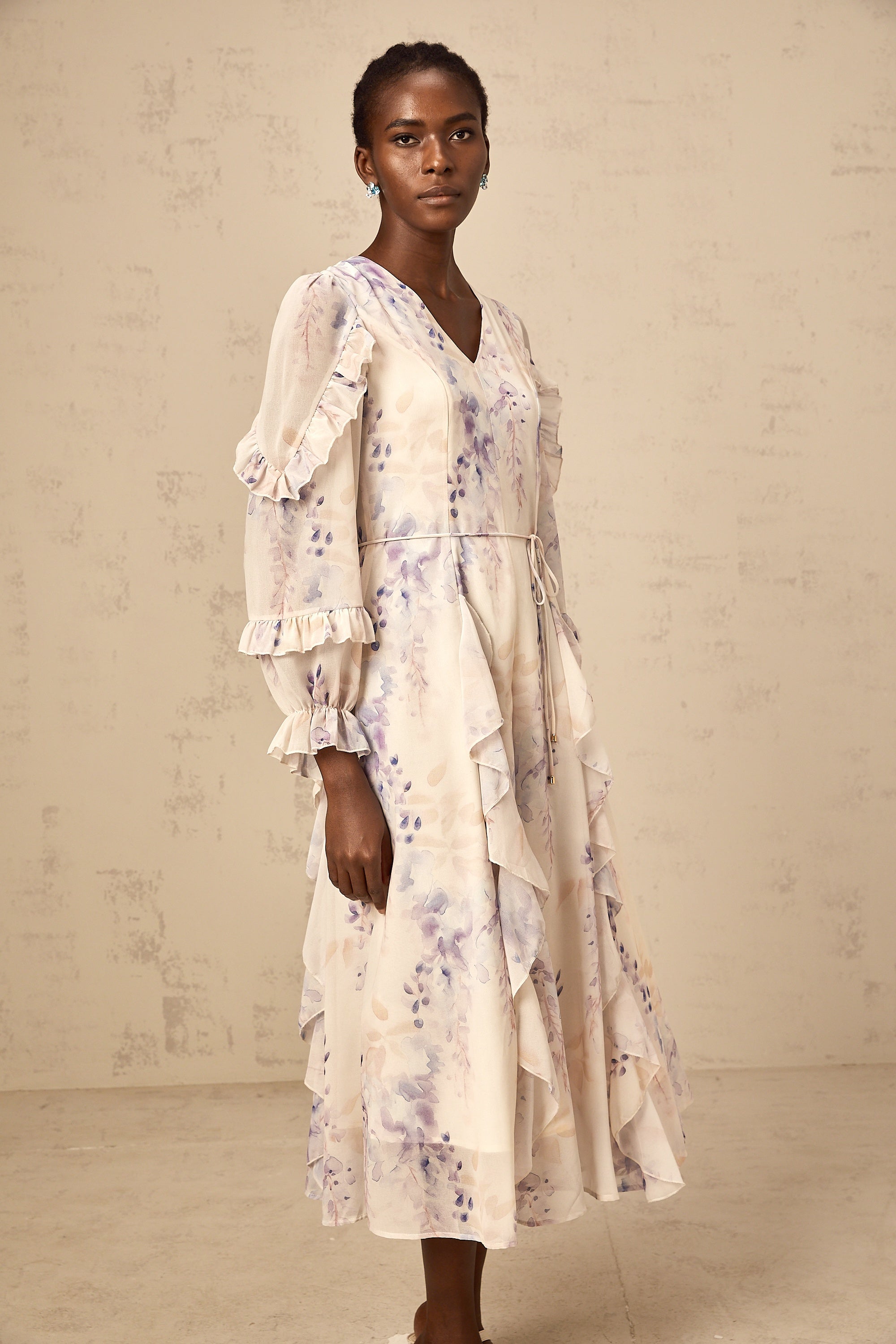 فستان فيفيان متوسط ​​الطول بطبعة زهور الوستارية بألوان محايدة