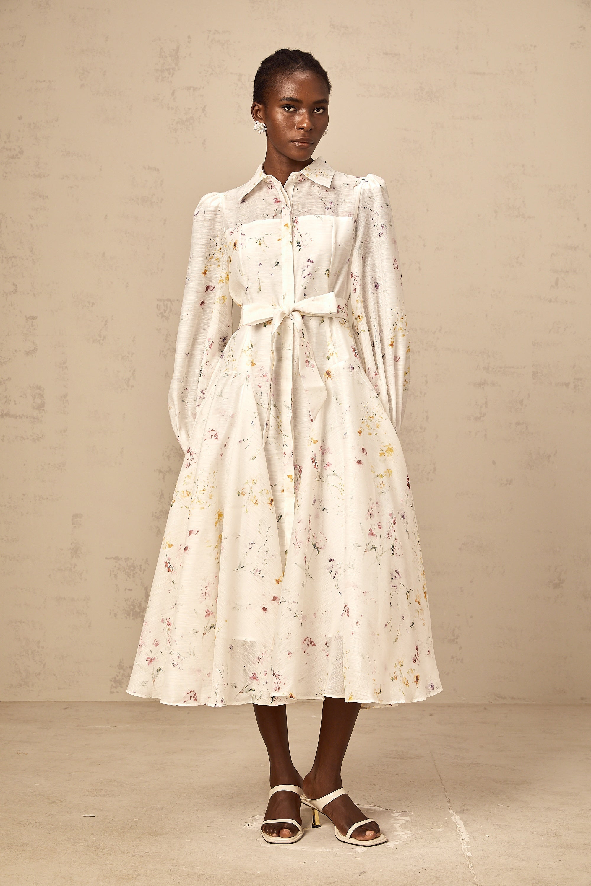 فستان زوي متوسط ​​الطول بطبعة زهور باللون الأبيض 