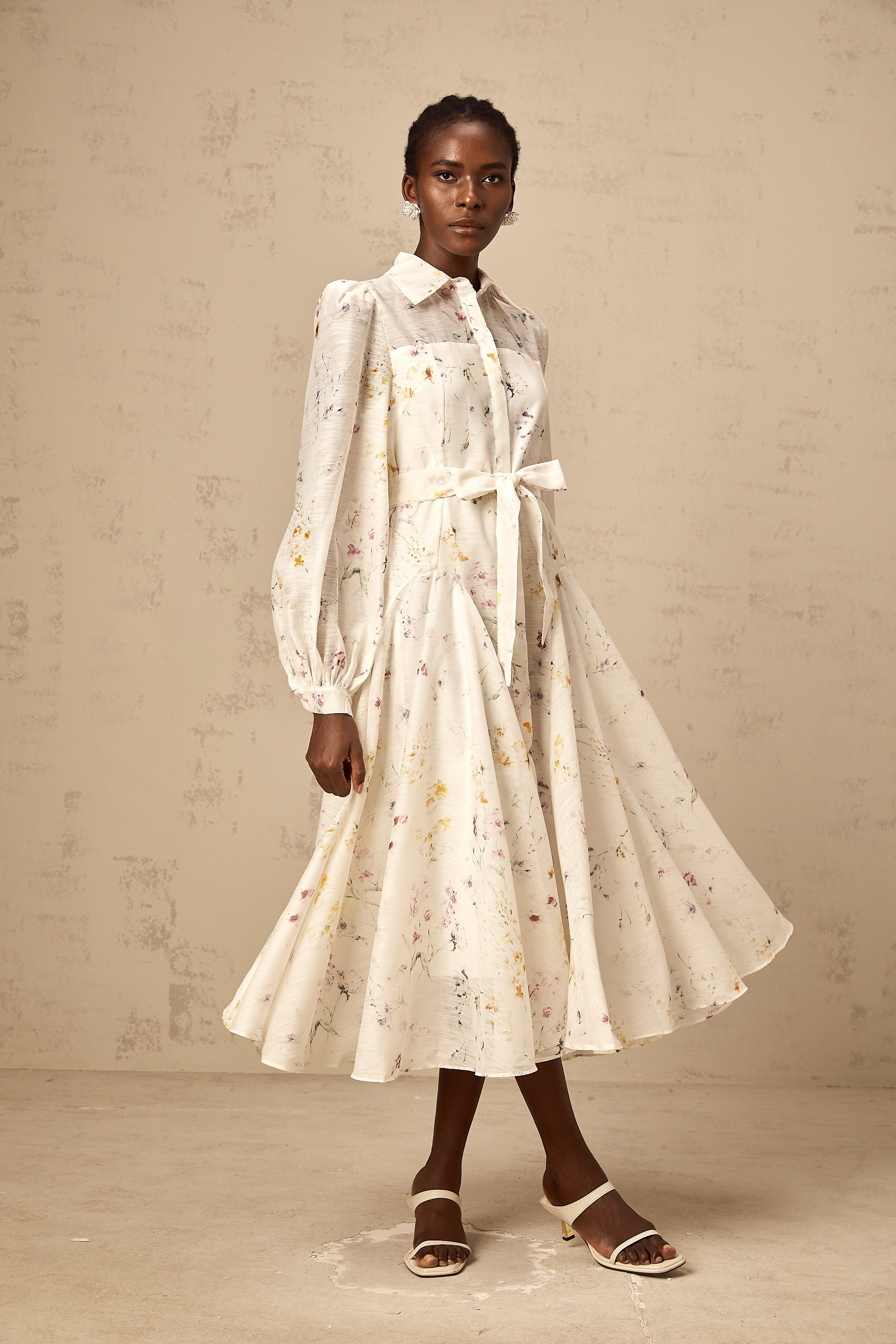 فستان زوي متوسط ​​الطول بطبعة زهور باللون الأبيض 