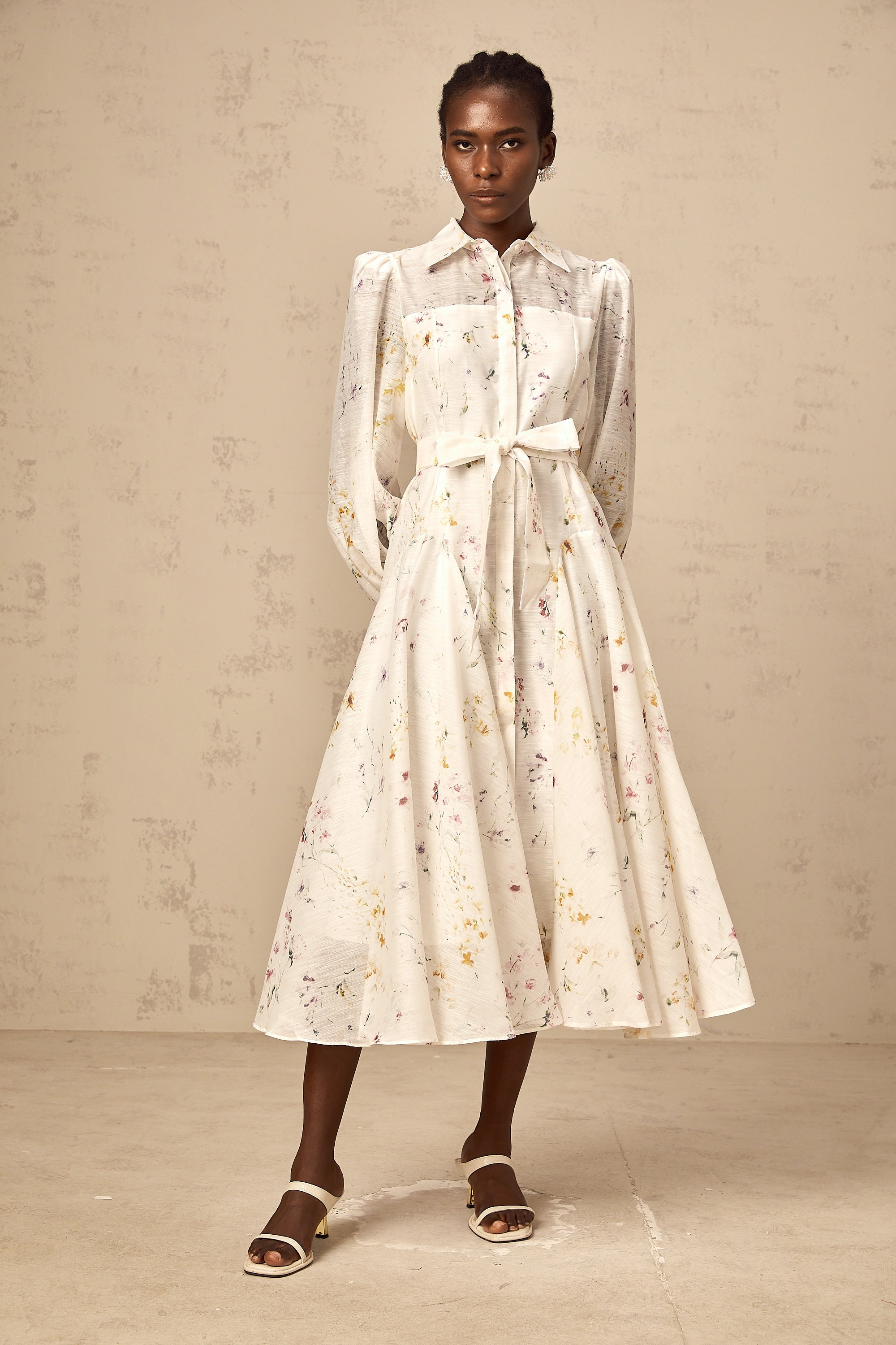 فستان زوي متوسط ​​الطول بطبعة زهور باللون الأبيض 