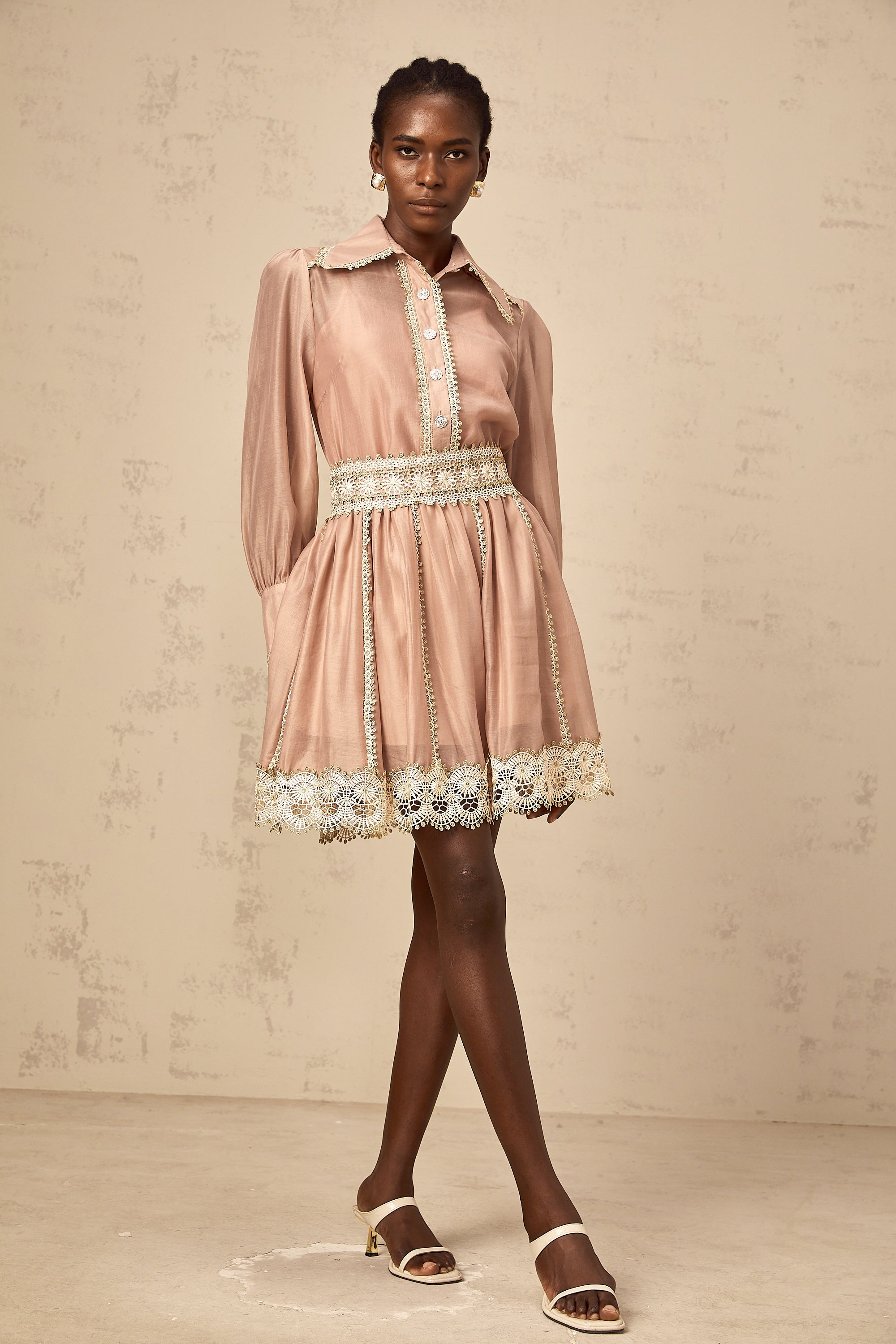 طقم زازي من قميص وتنورة متناسقين بحواف دانتيل باللون الوردي السلموني