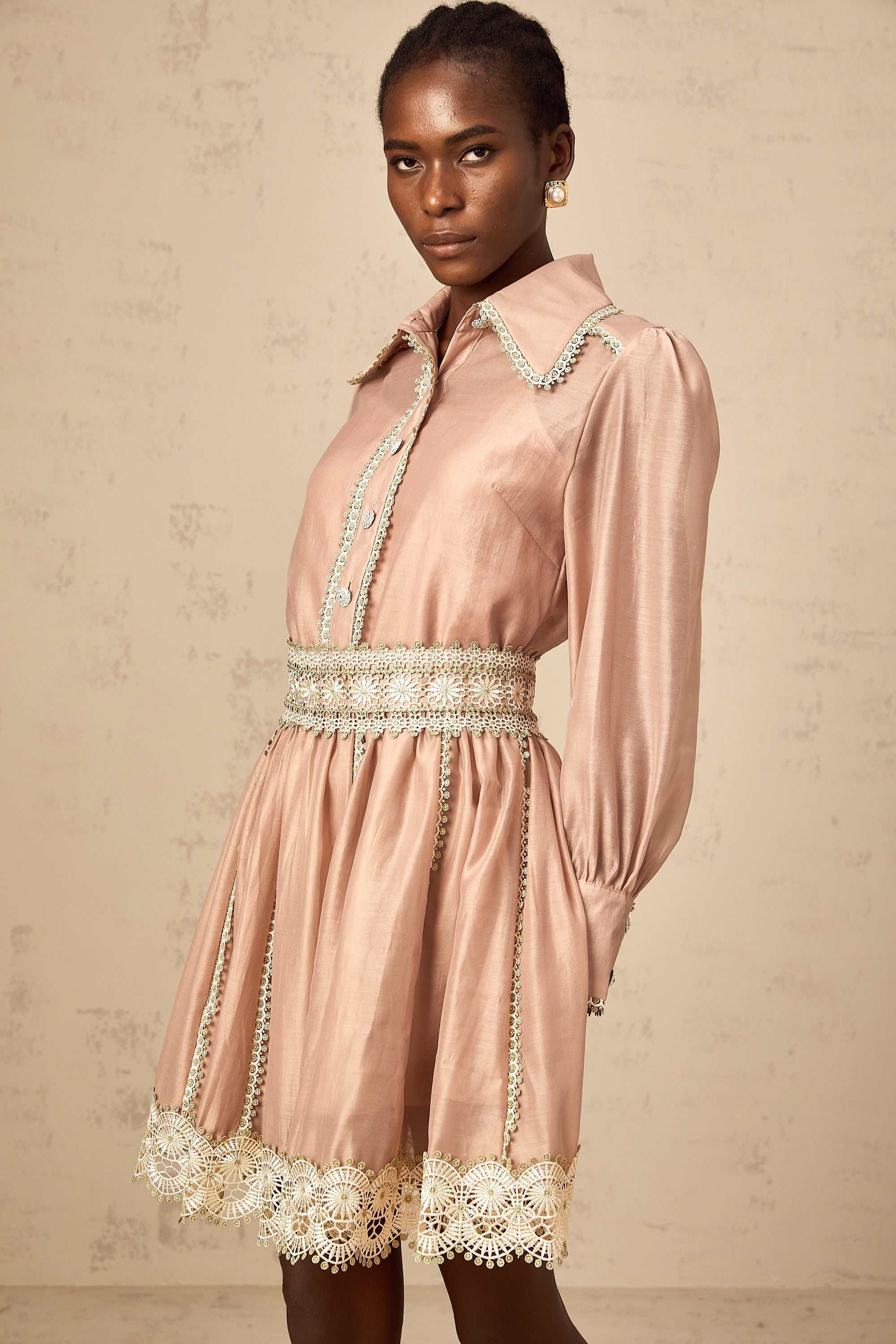 طقم زازي من قميص وتنورة متناسقين بحواف دانتيل باللون الوردي السلموني