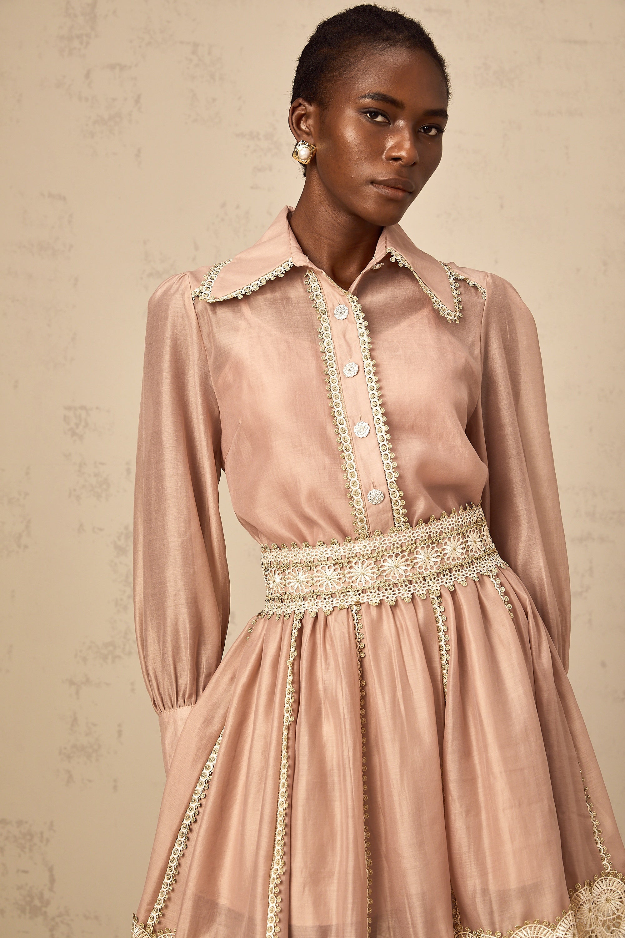 طقم زازي من قميص وتنورة متناسقين بحواف دانتيل باللون الوردي السلموني