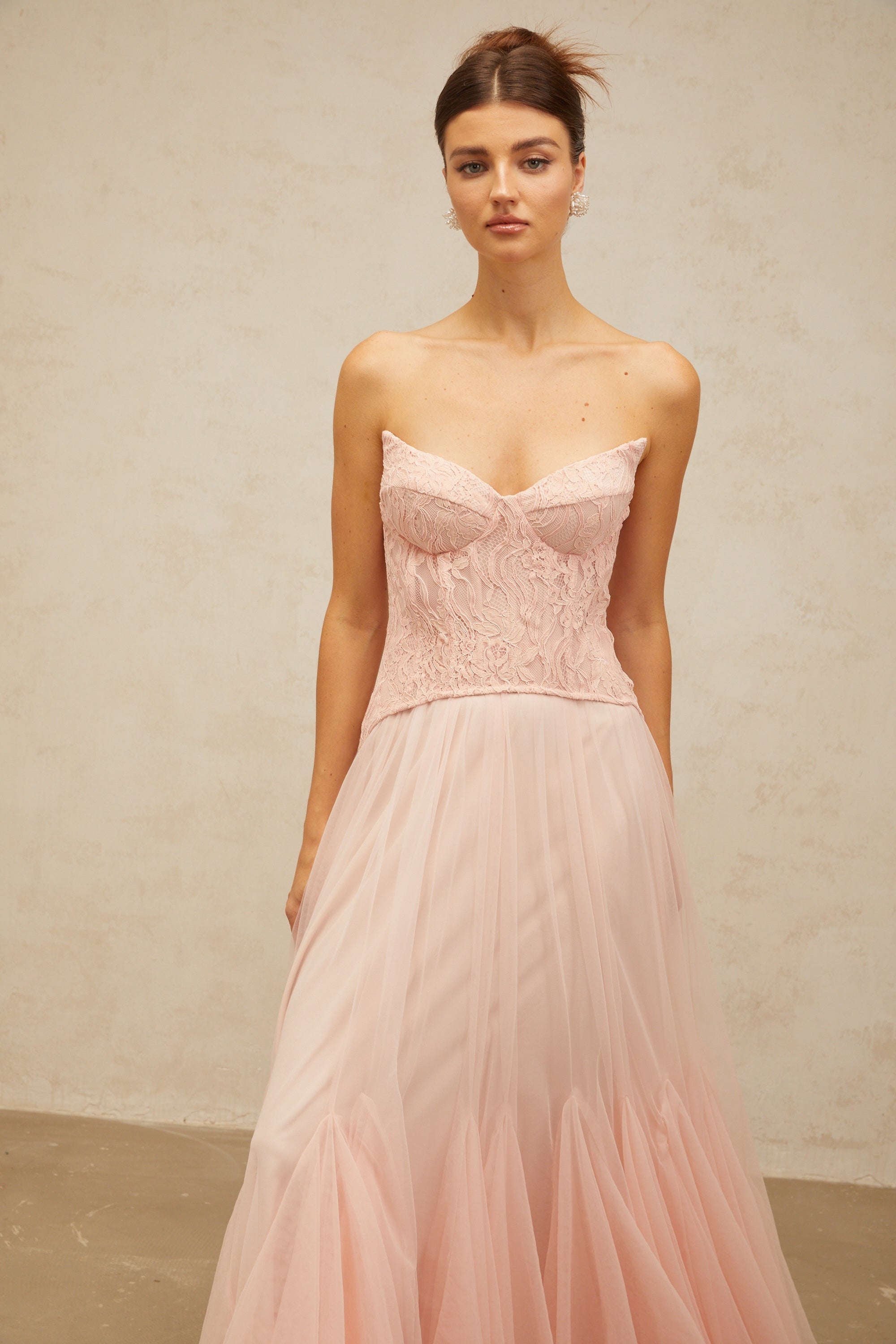 فستان ماكسي من التول والكورسيه من الدانتيل باللون الوردي من أولريك