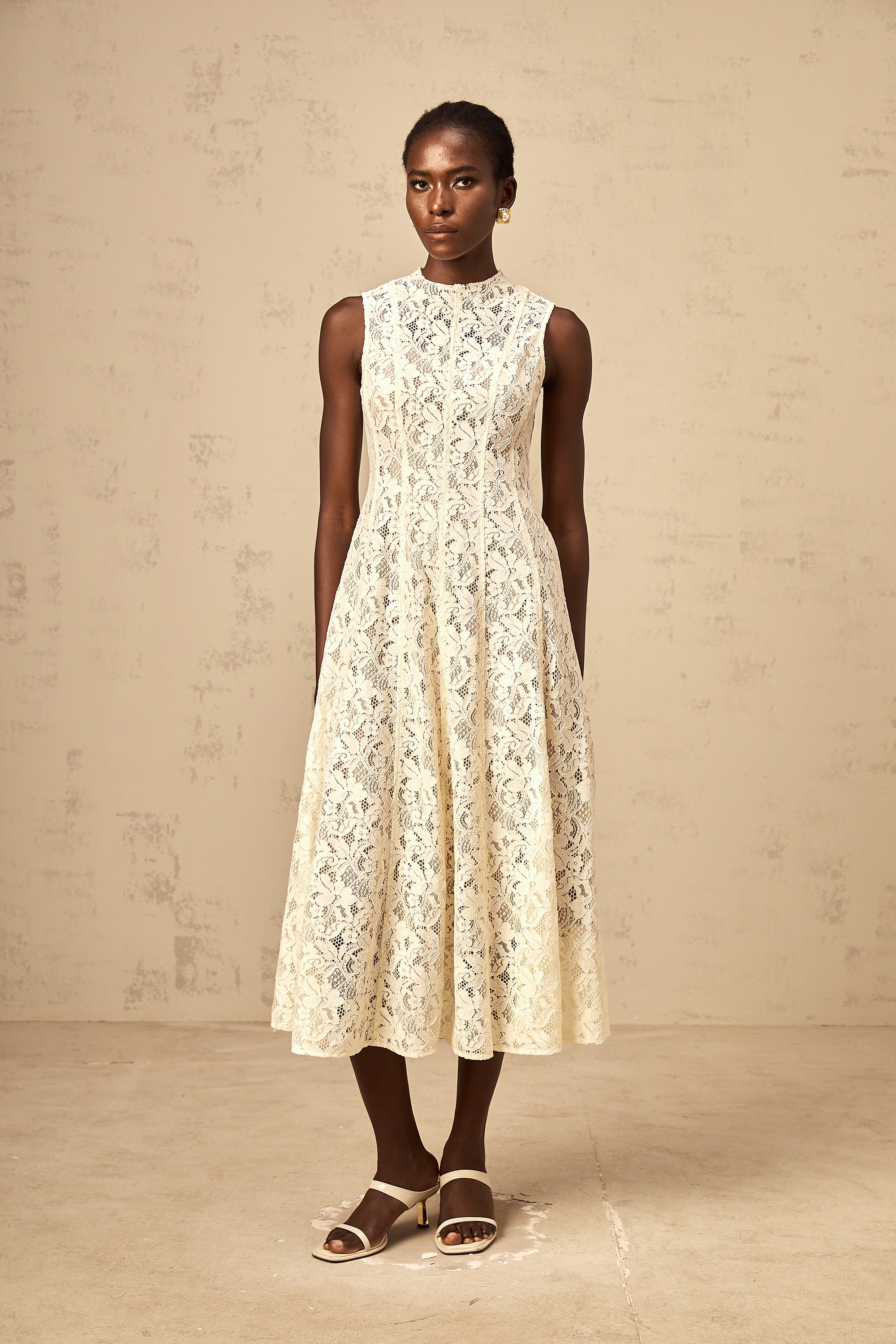 Edelie beiges ausgestelltes Midikleid aus Blumenspitze