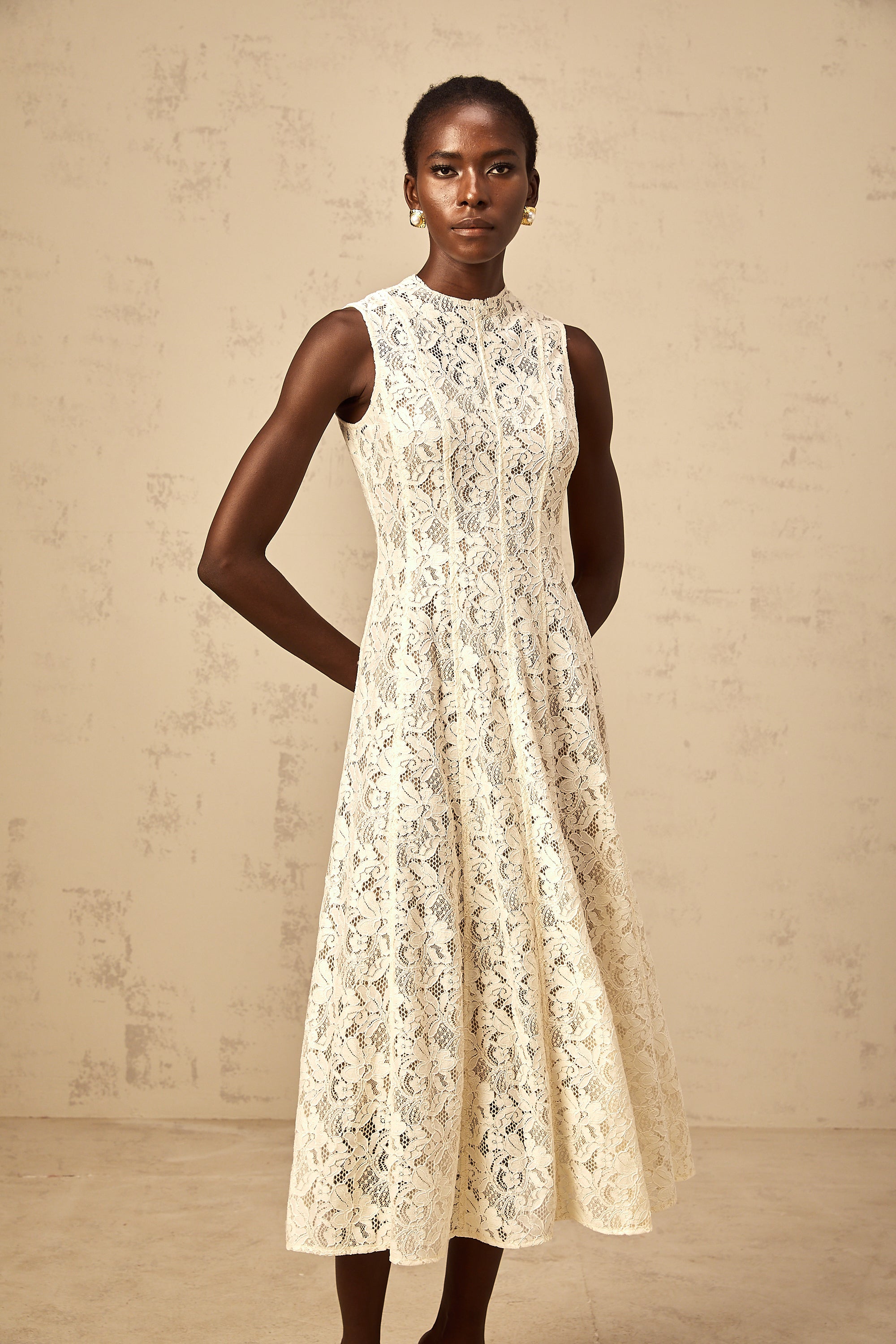 Edelie beiges ausgestelltes Midikleid aus Blumenspitze