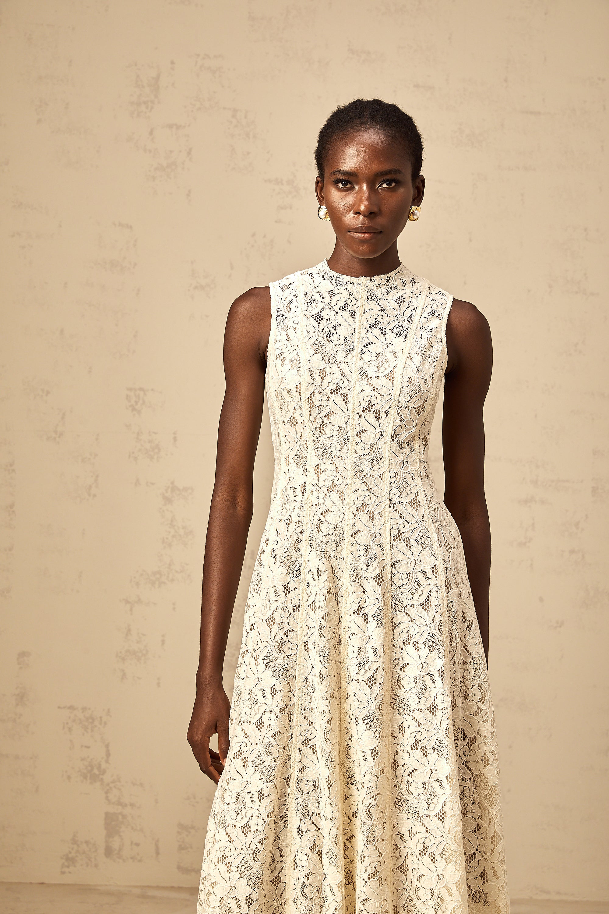 Edelie beiges ausgestelltes Midikleid aus Blumenspitze