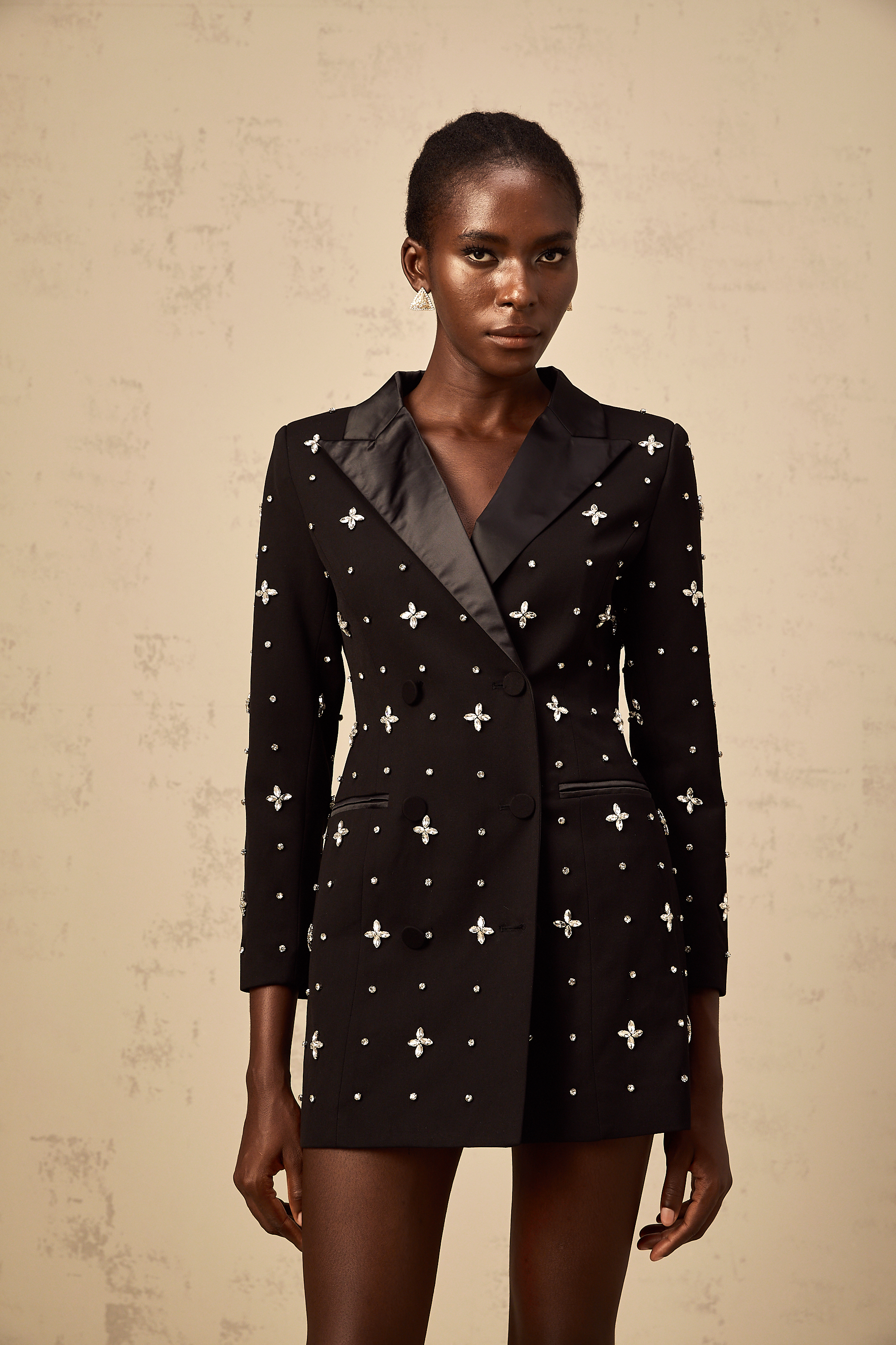 فستان جاك قصير أسود مفتوح الظهر