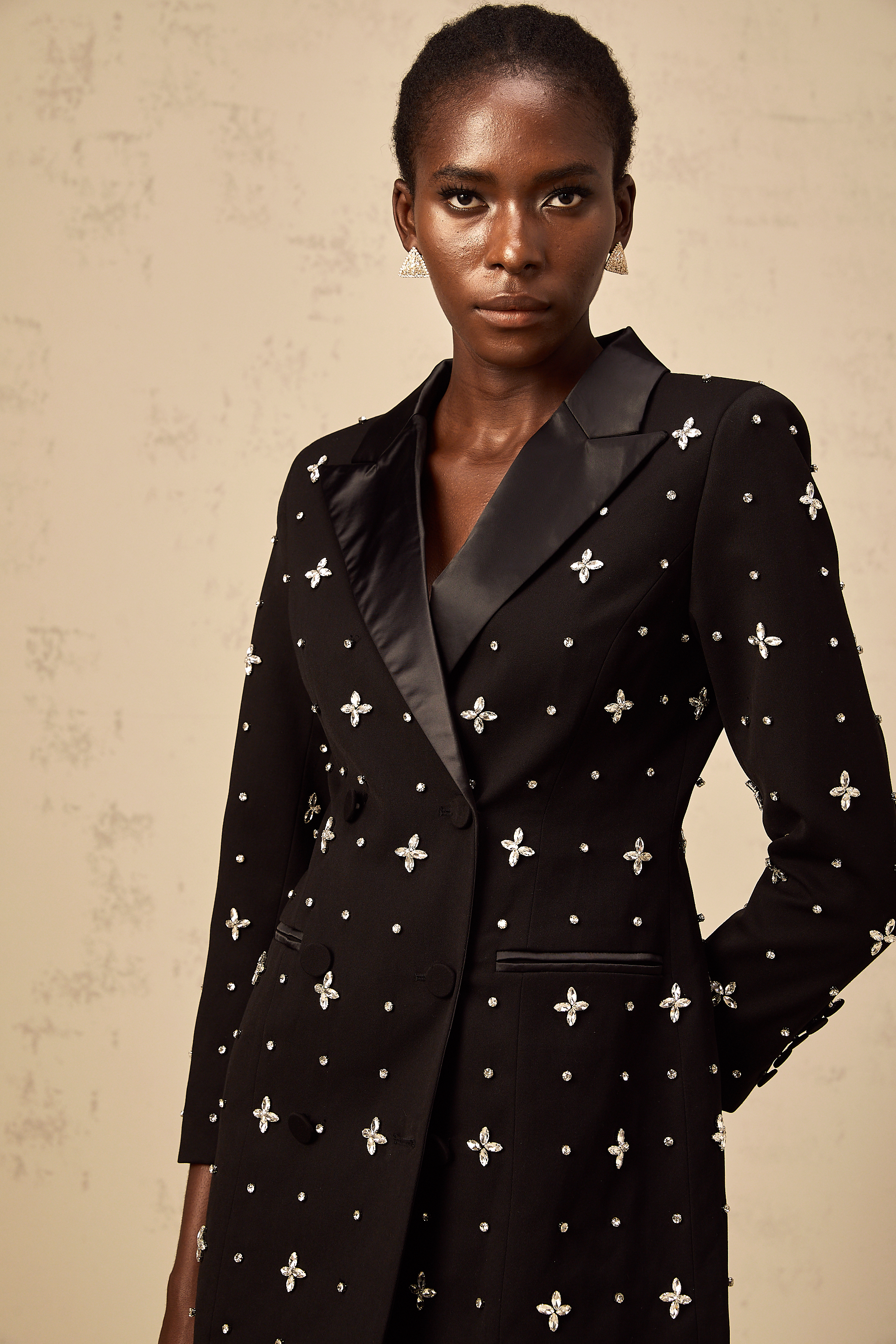 فستان جاك قصير أسود مفتوح الظهر