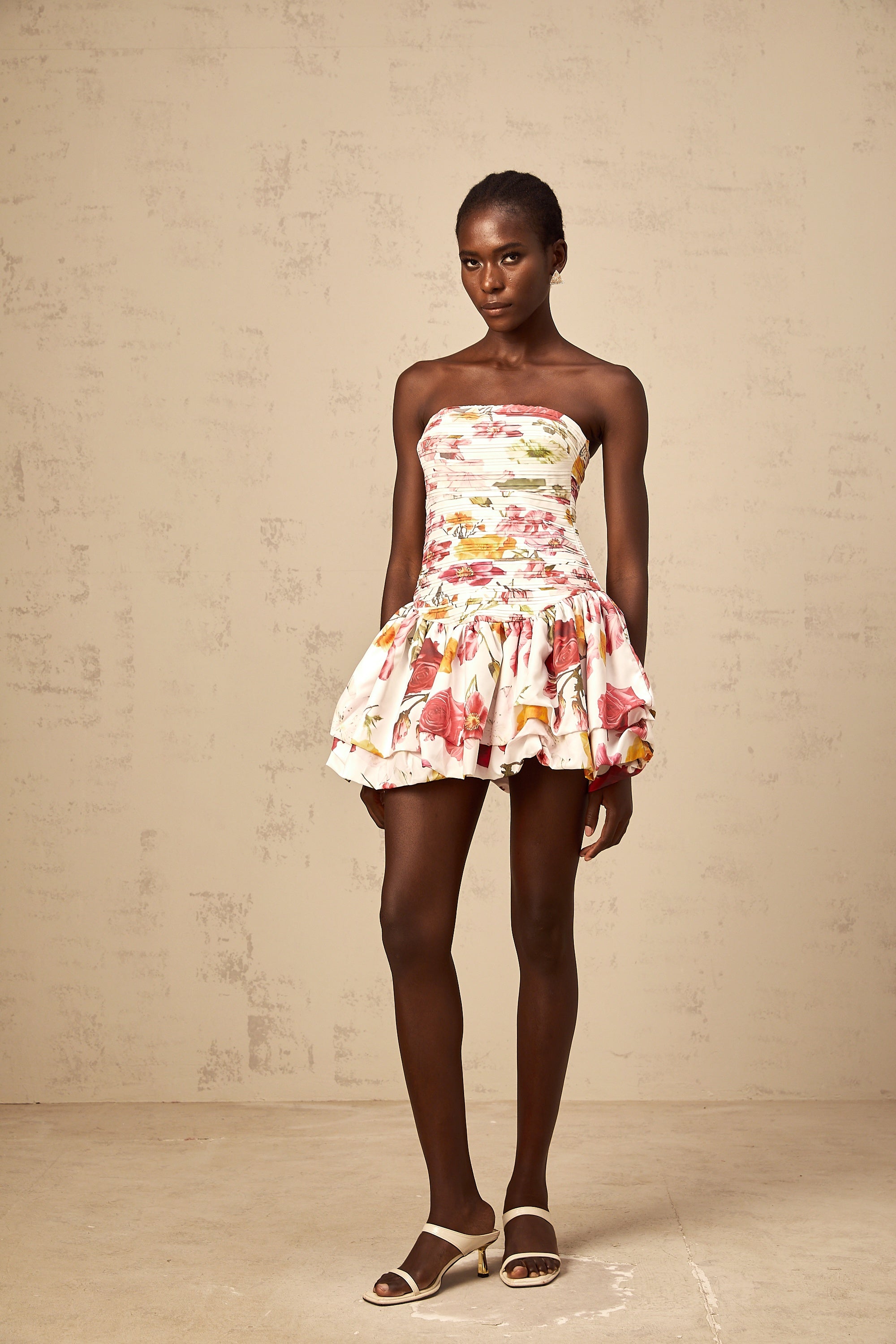 فستان إينيس القصير المزين بطبعة زهور وردية اللون 