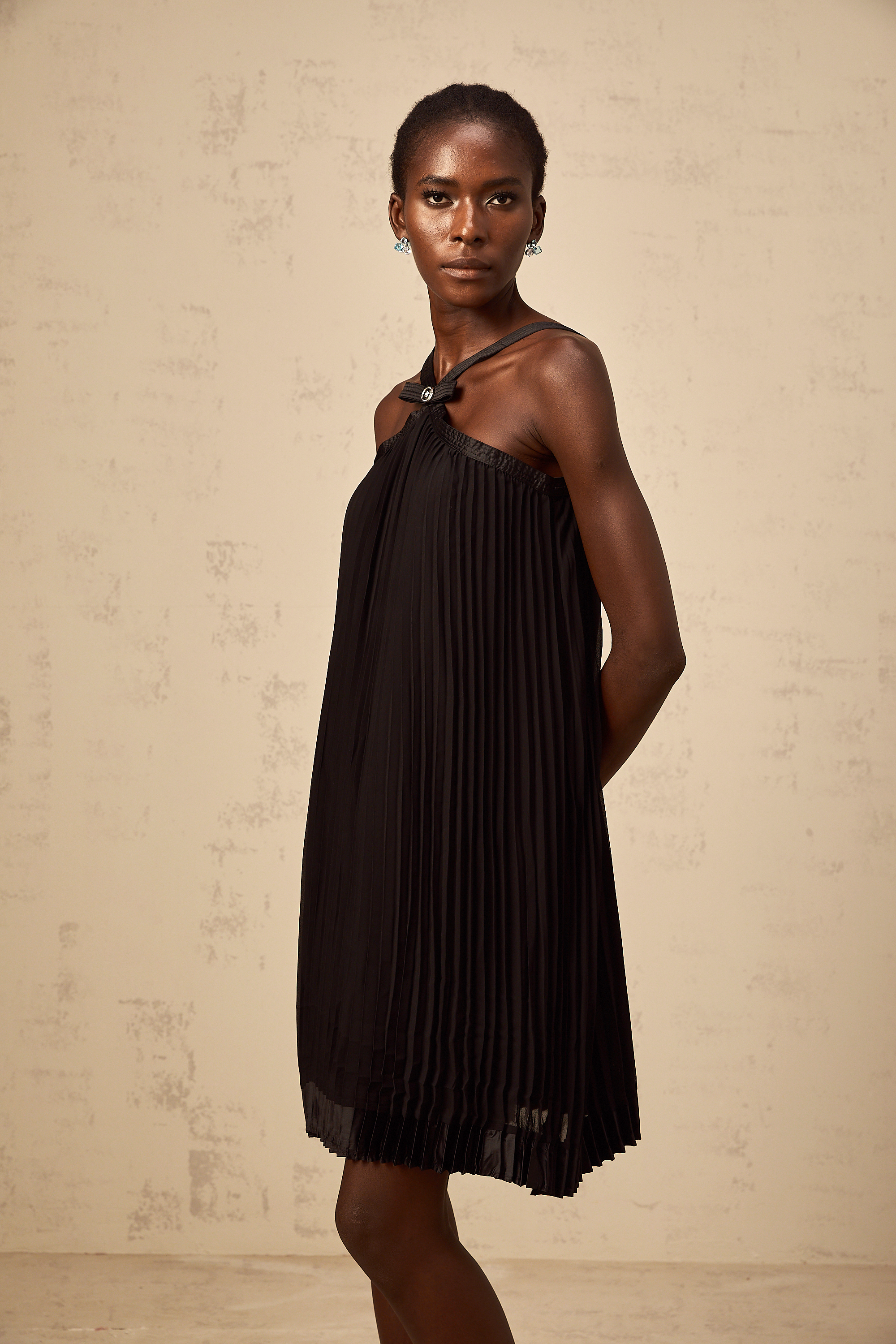 Zelda – Schwarzes, plissiertes Minikleid mit Schleife