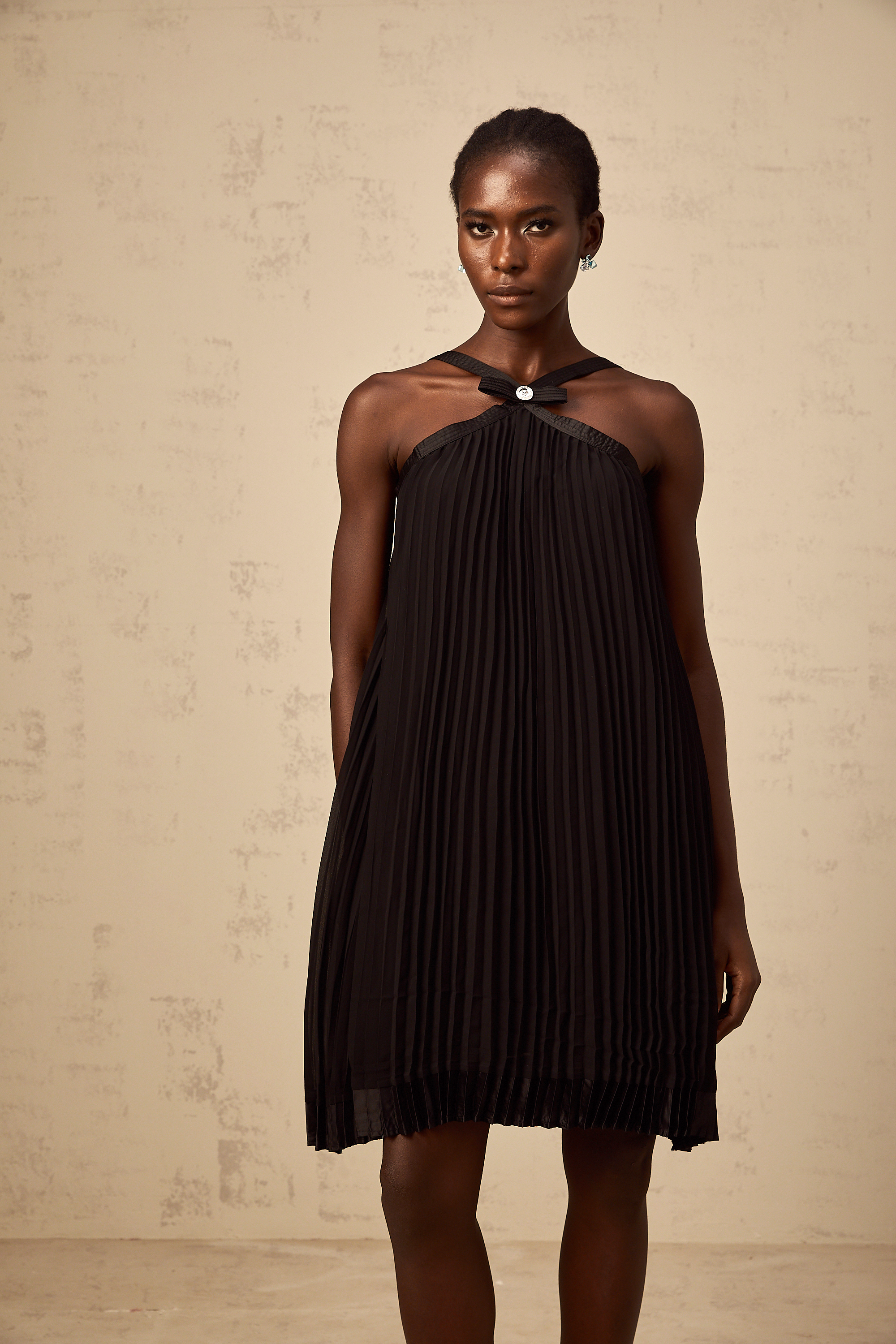Zelda – Schwarzes, plissiertes Minikleid mit Schleife
