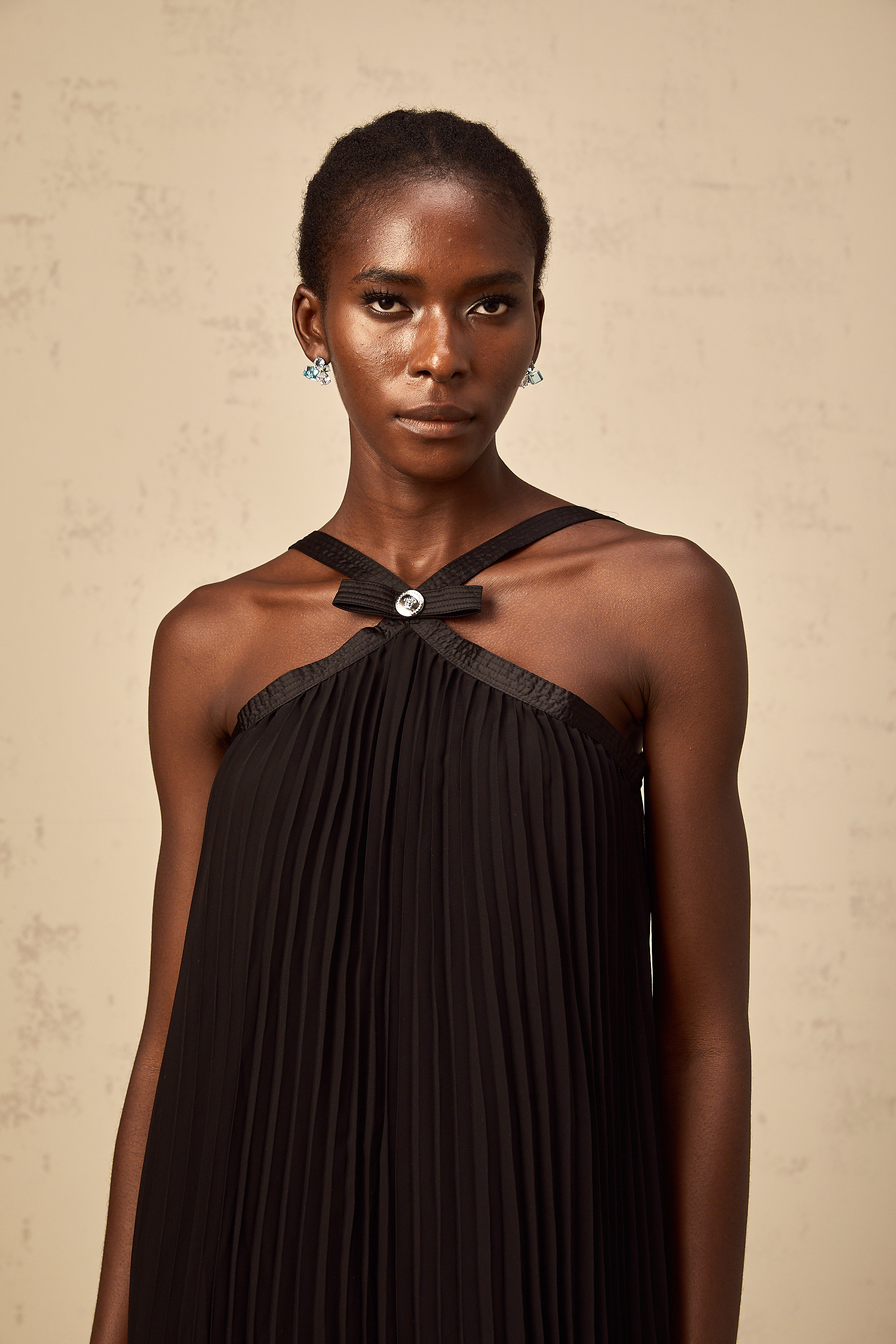 Zelda – Schwarzes, plissiertes Minikleid mit Schleife