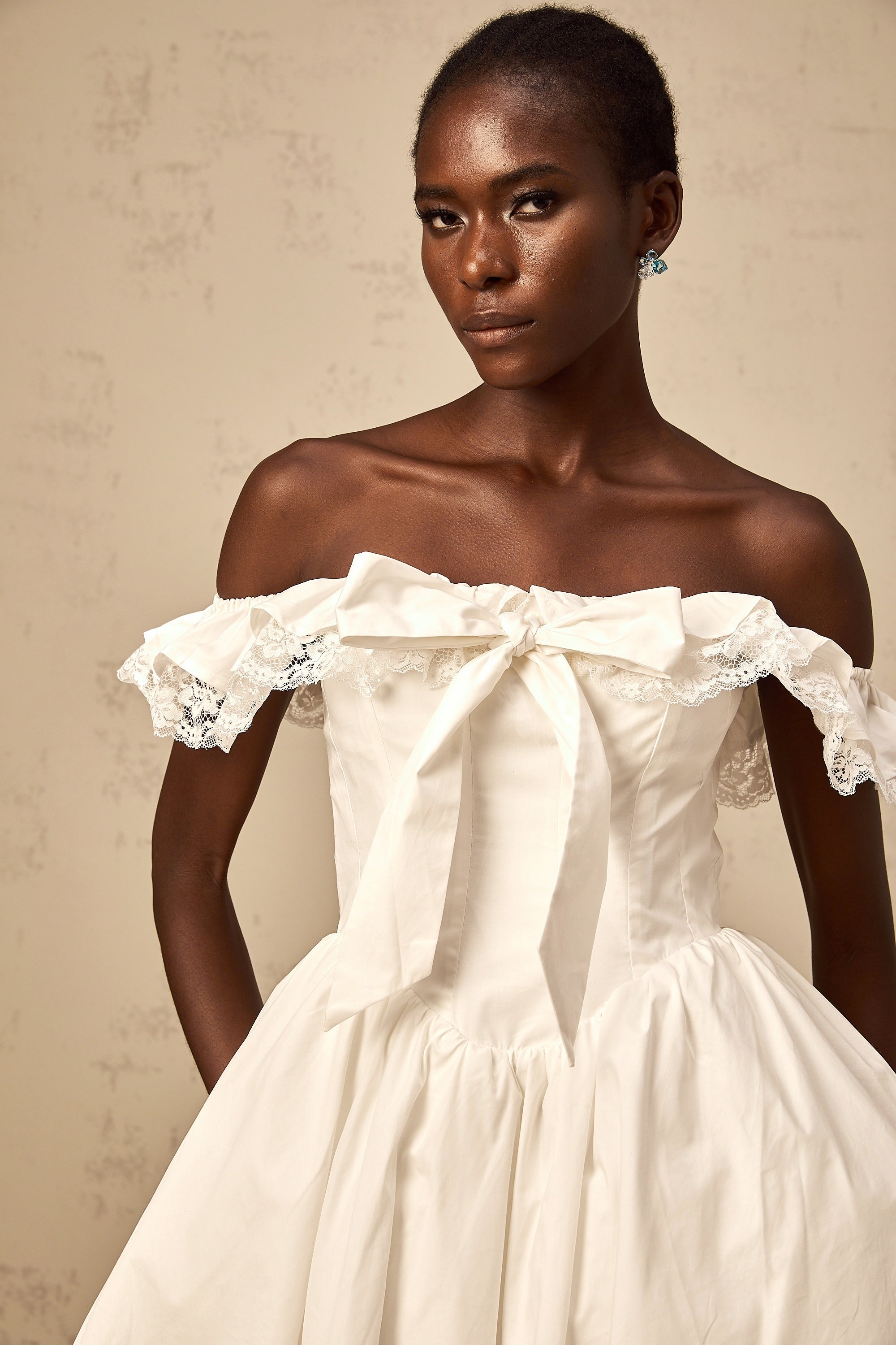 فستان أرسين الأبيض القصير ذو الكشكشة وقوس كبير الحجم 