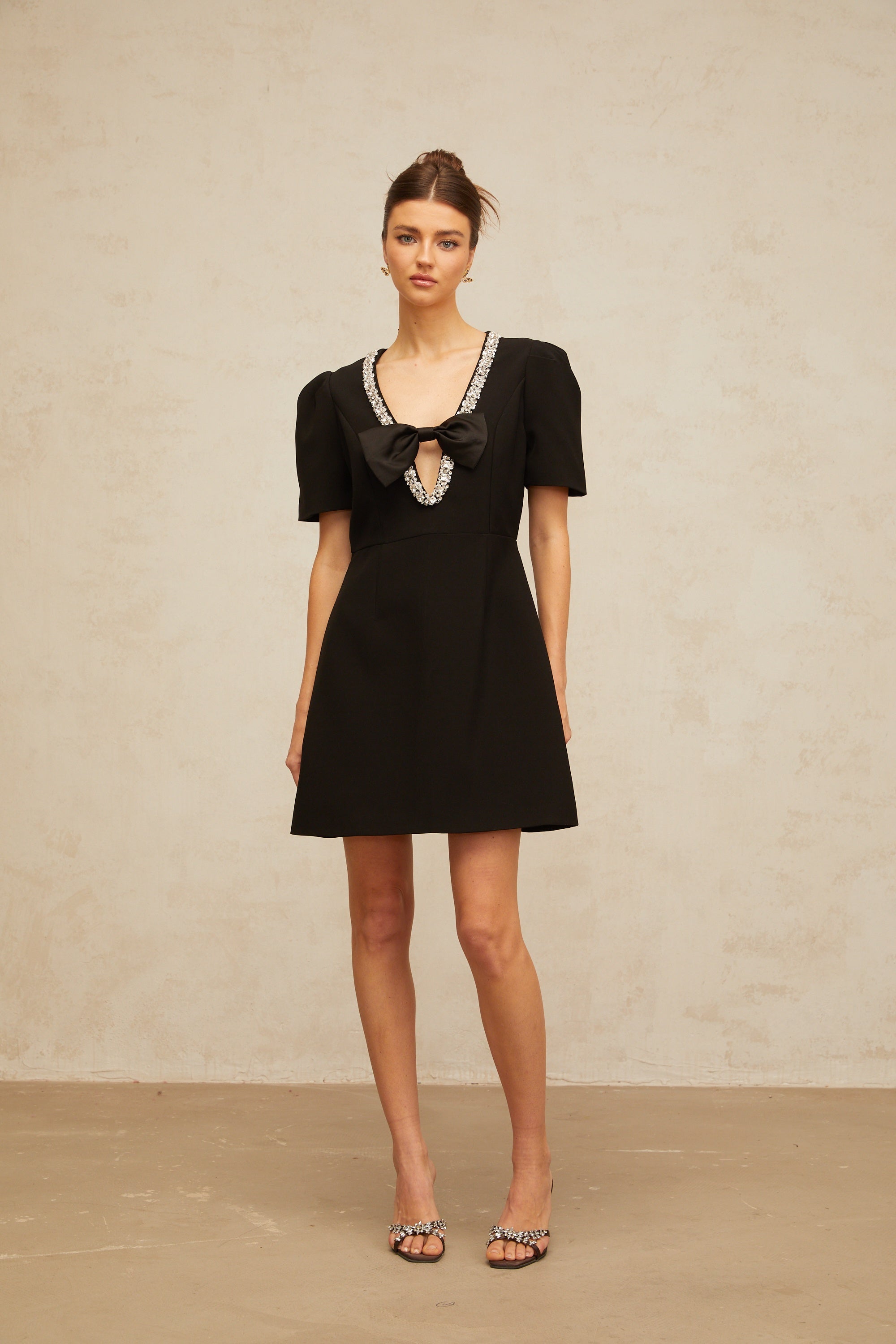 فستان جاك قصير أسود مفتوح الظهر