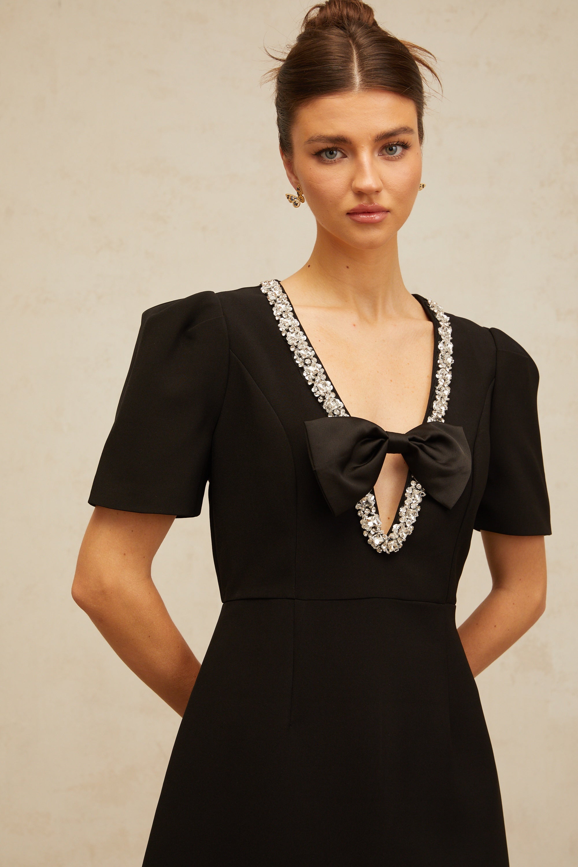 فستان جاك قصير أسود مفتوح الظهر