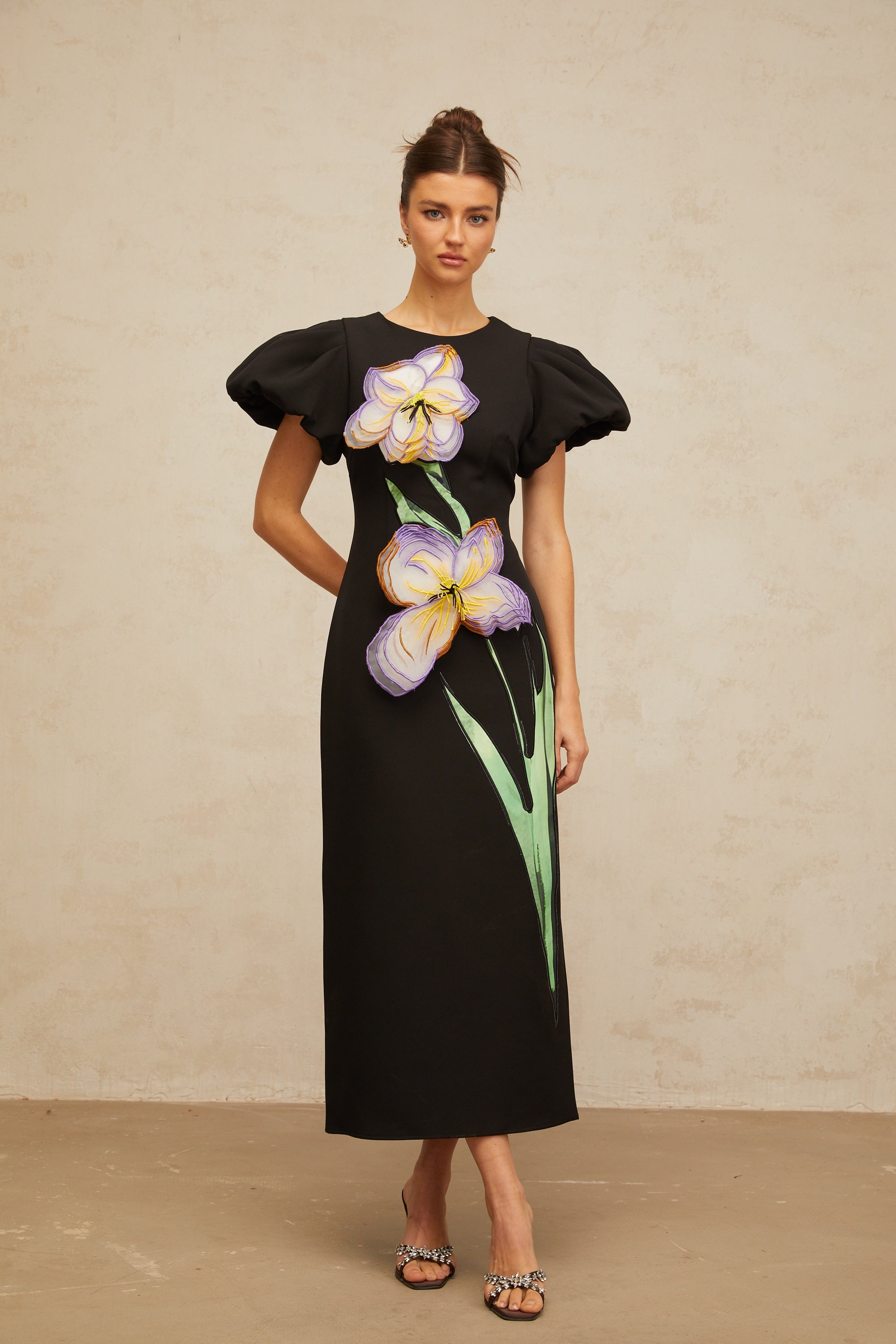 Irène – Paillettenbesetztes Midikleid mit Blumenstickerei in Schwarz