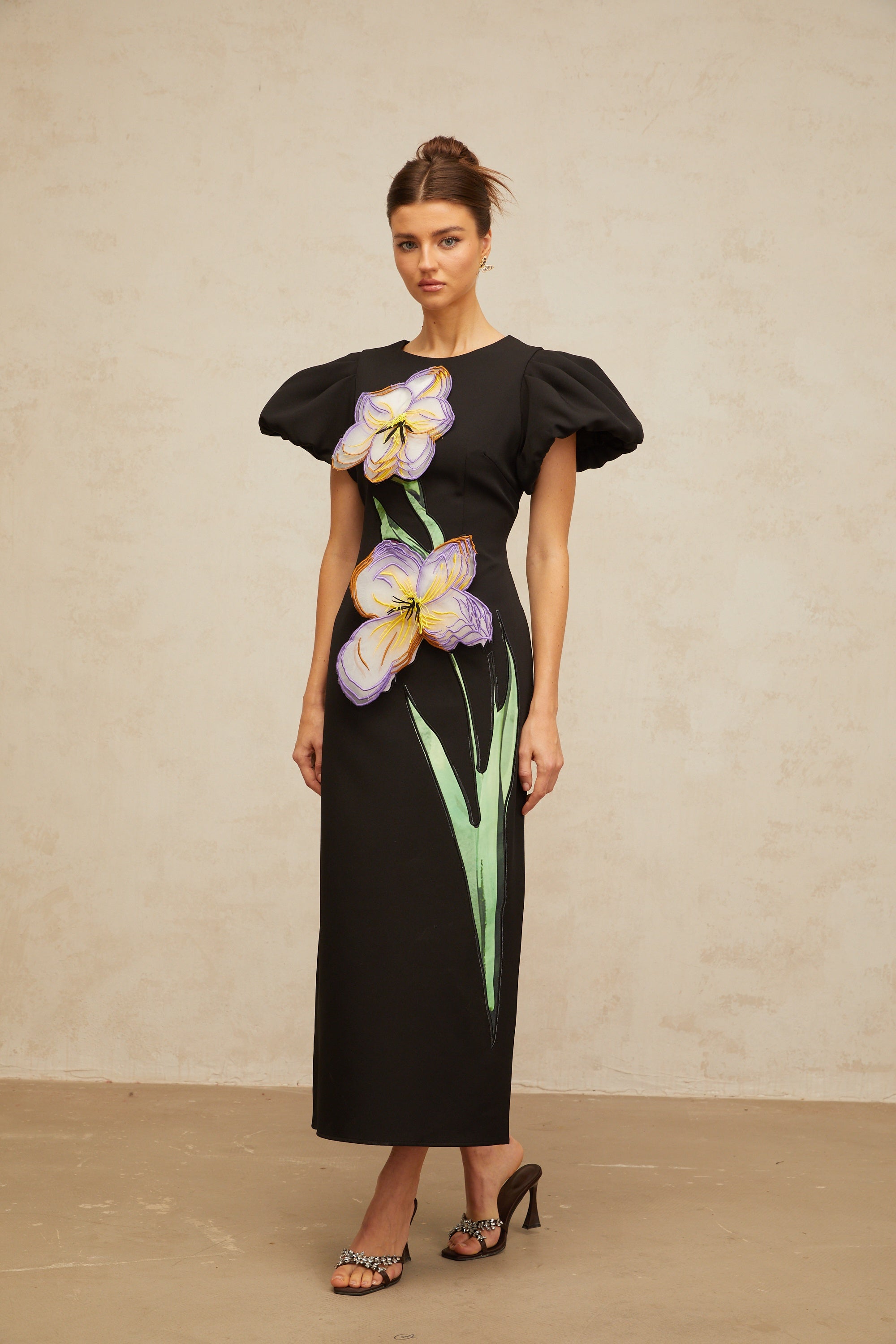 Irène – Paillettenbesetztes Midikleid mit Blumenstickerei in Schwarz