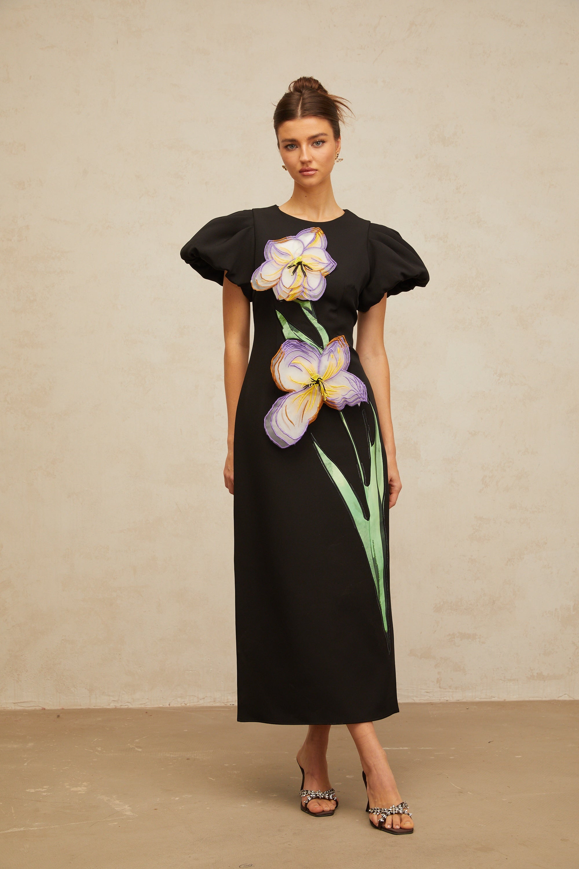 Irène – Paillettenbesetztes Midikleid mit Blumenstickerei in Schwarz