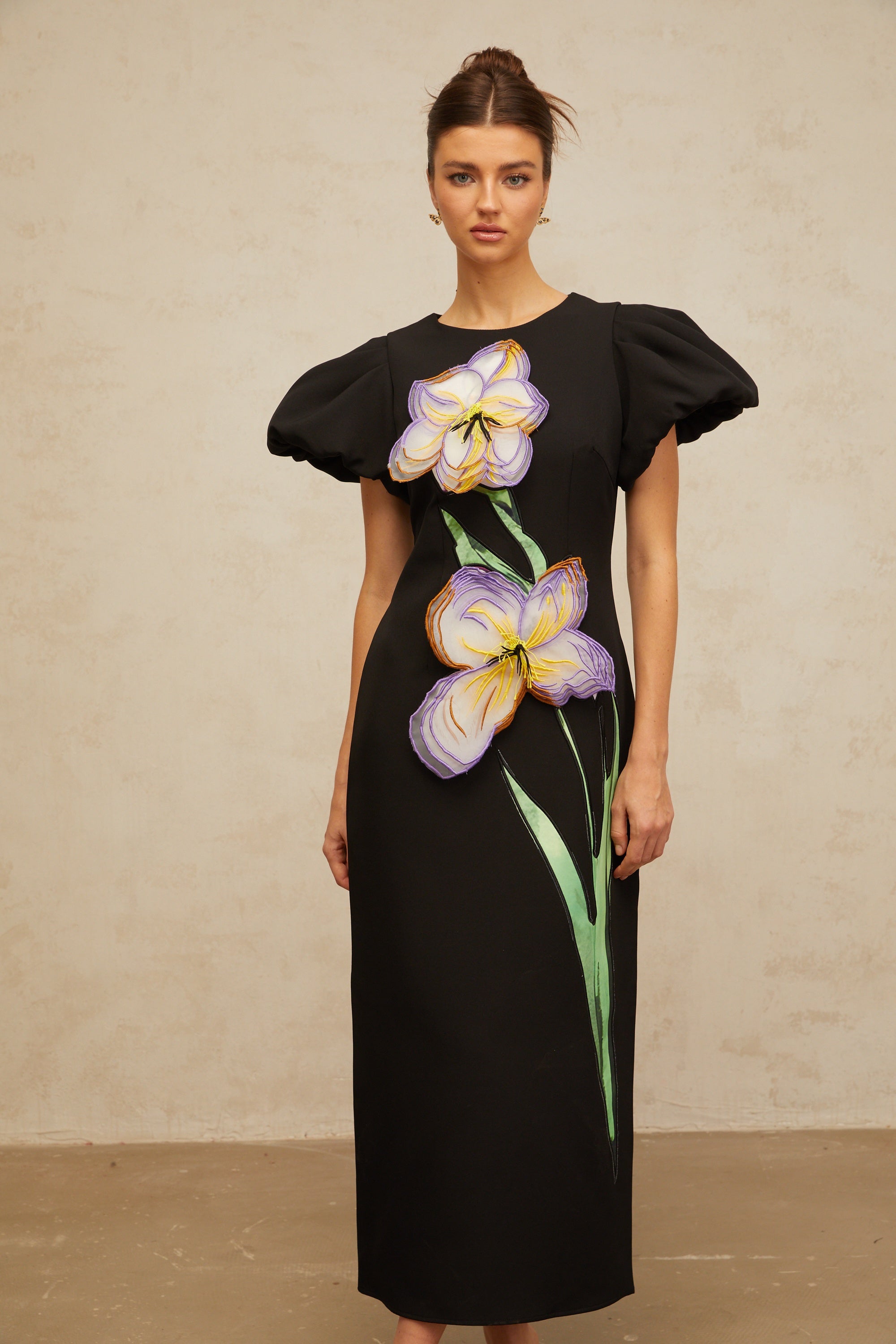 Irène – Paillettenbesetztes Midikleid mit Blumenstickerei in Schwarz