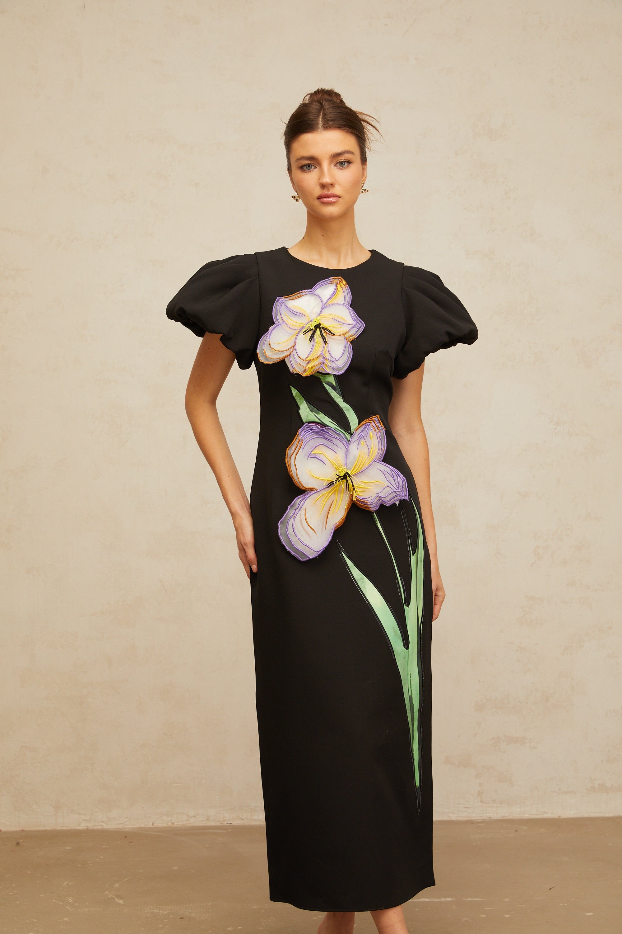 Irène – Paillettenbesetztes Midikleid mit Blumenstickerei in Schwarz