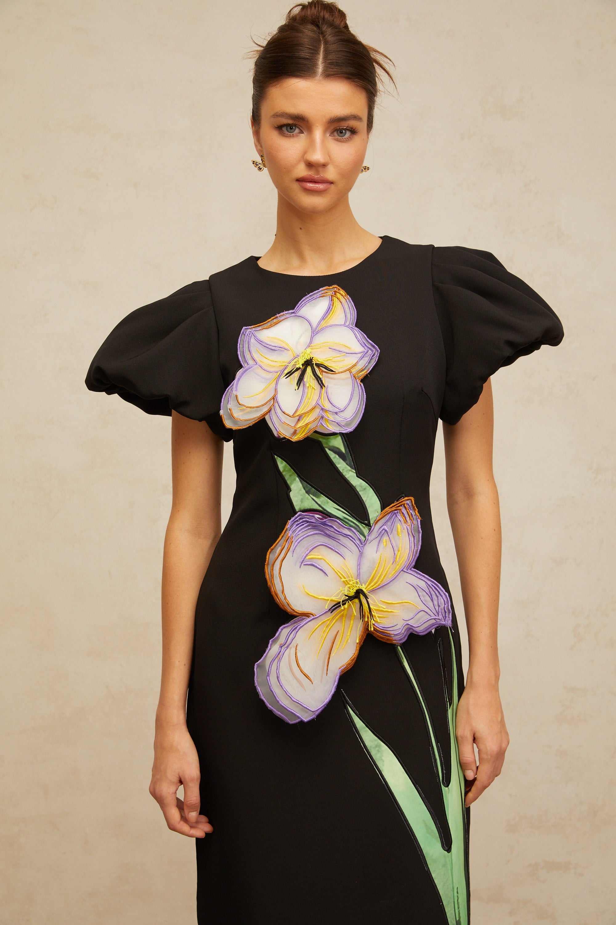 Irène – Paillettenbesetztes Midikleid mit Blumenstickerei in Schwarz