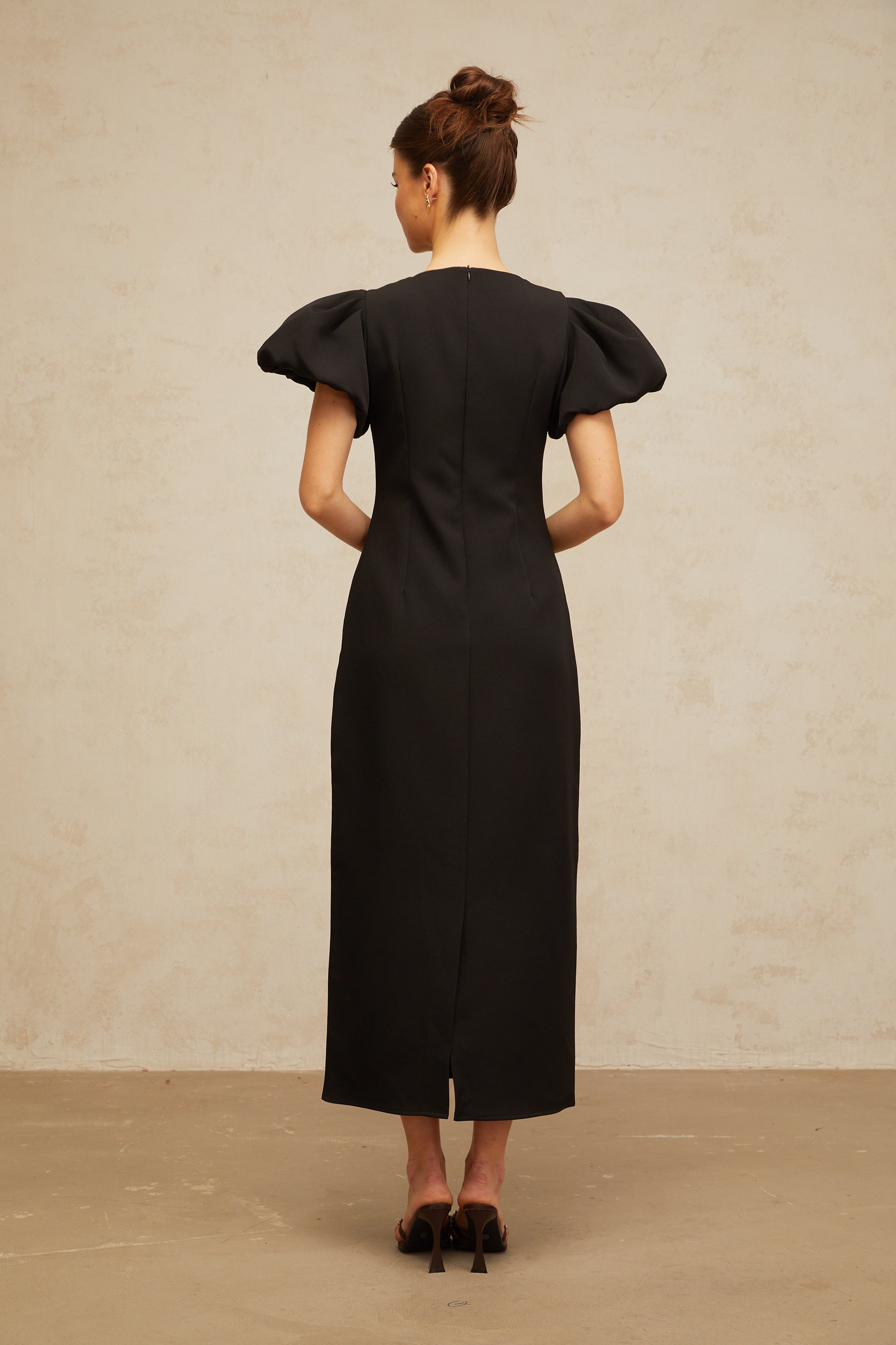 Irène – Paillettenbesetztes Midikleid mit Blumenstickerei in Schwarz