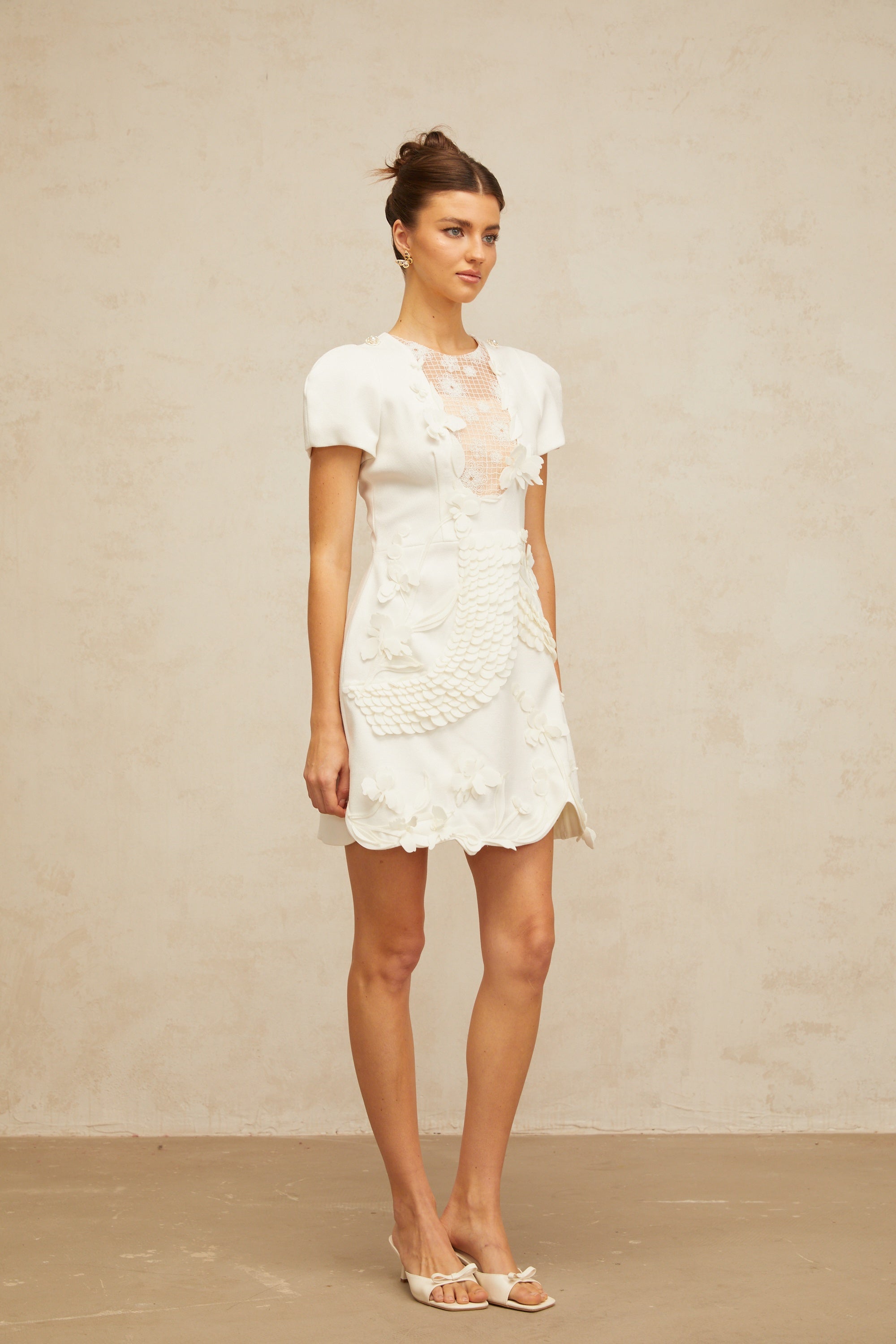 Frida – Weißes Puff-Minikleid mit Blumenapplikation