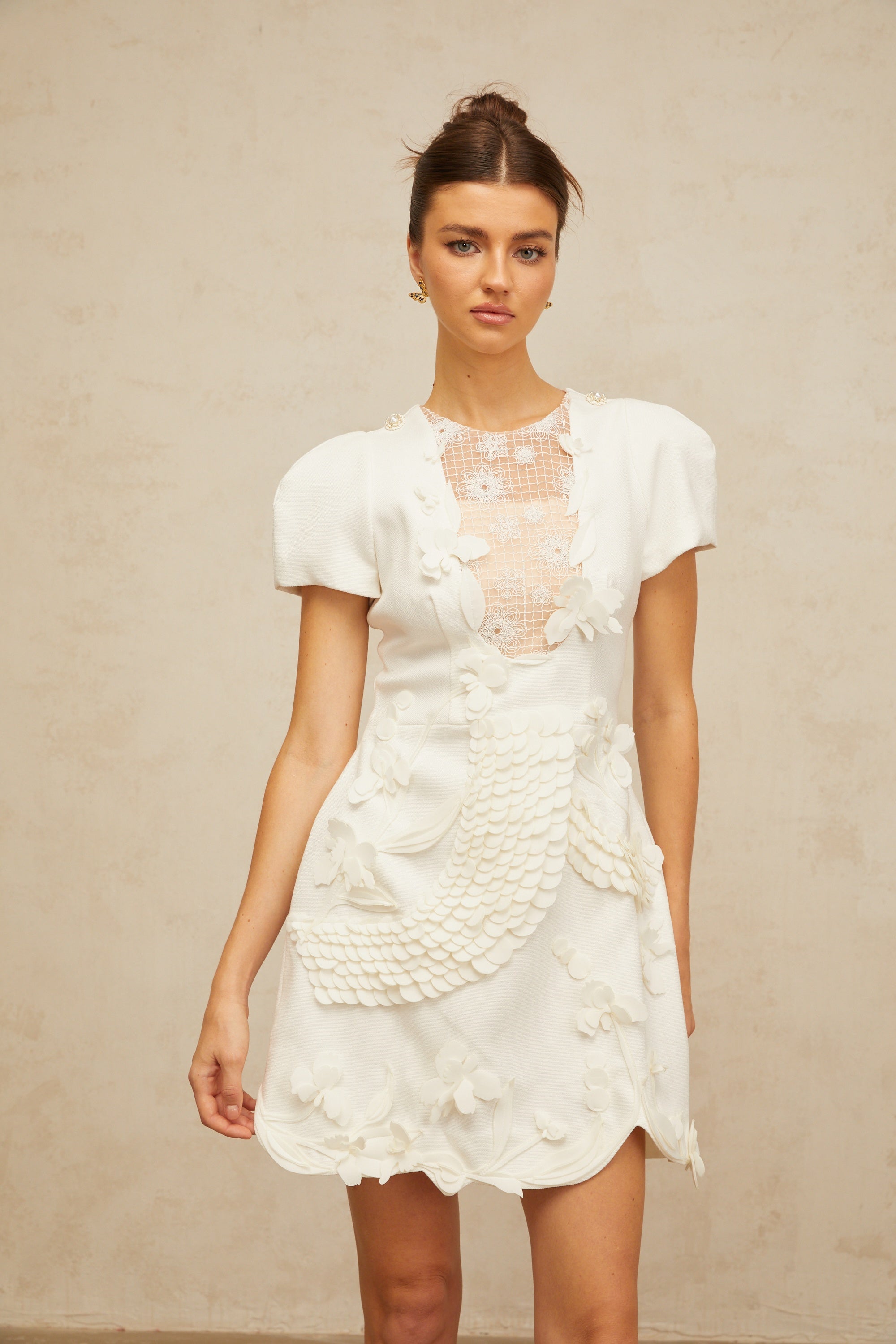 Frida – Weißes Puff-Minikleid mit Blumenapplikation