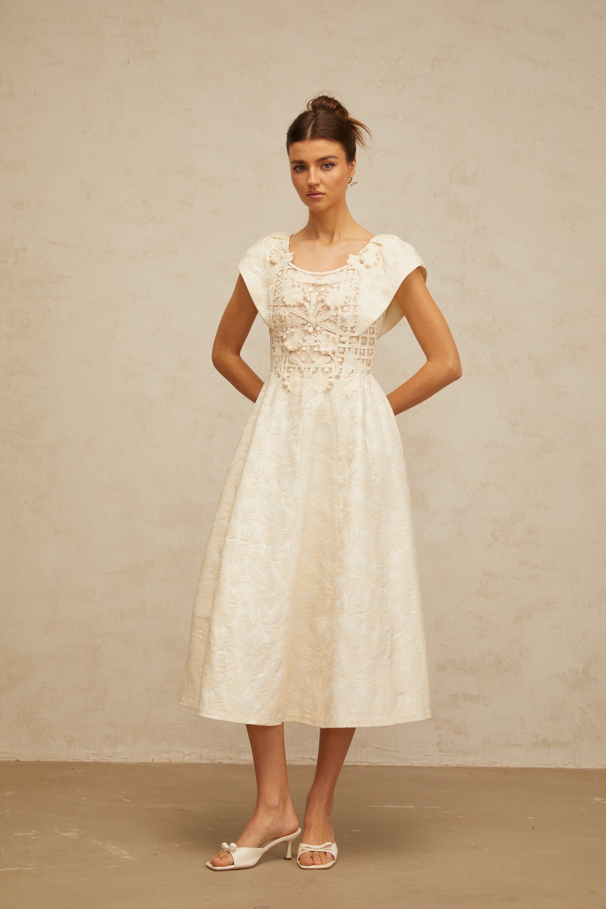 فستان زينيا متوسط ​​الطول مزين بتطريزات زهرية محايدة