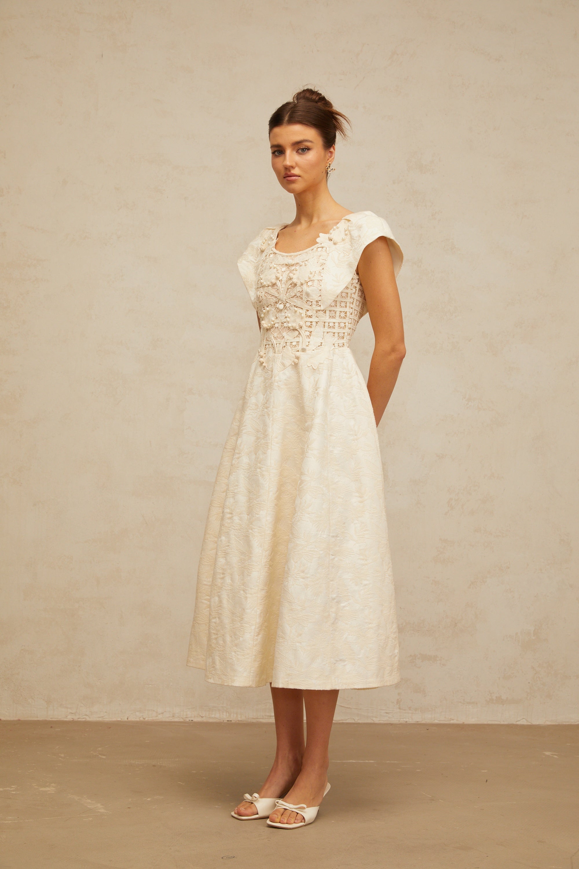 فستان زينيا متوسط ​​الطول مزين بتطريزات زهرية محايدة