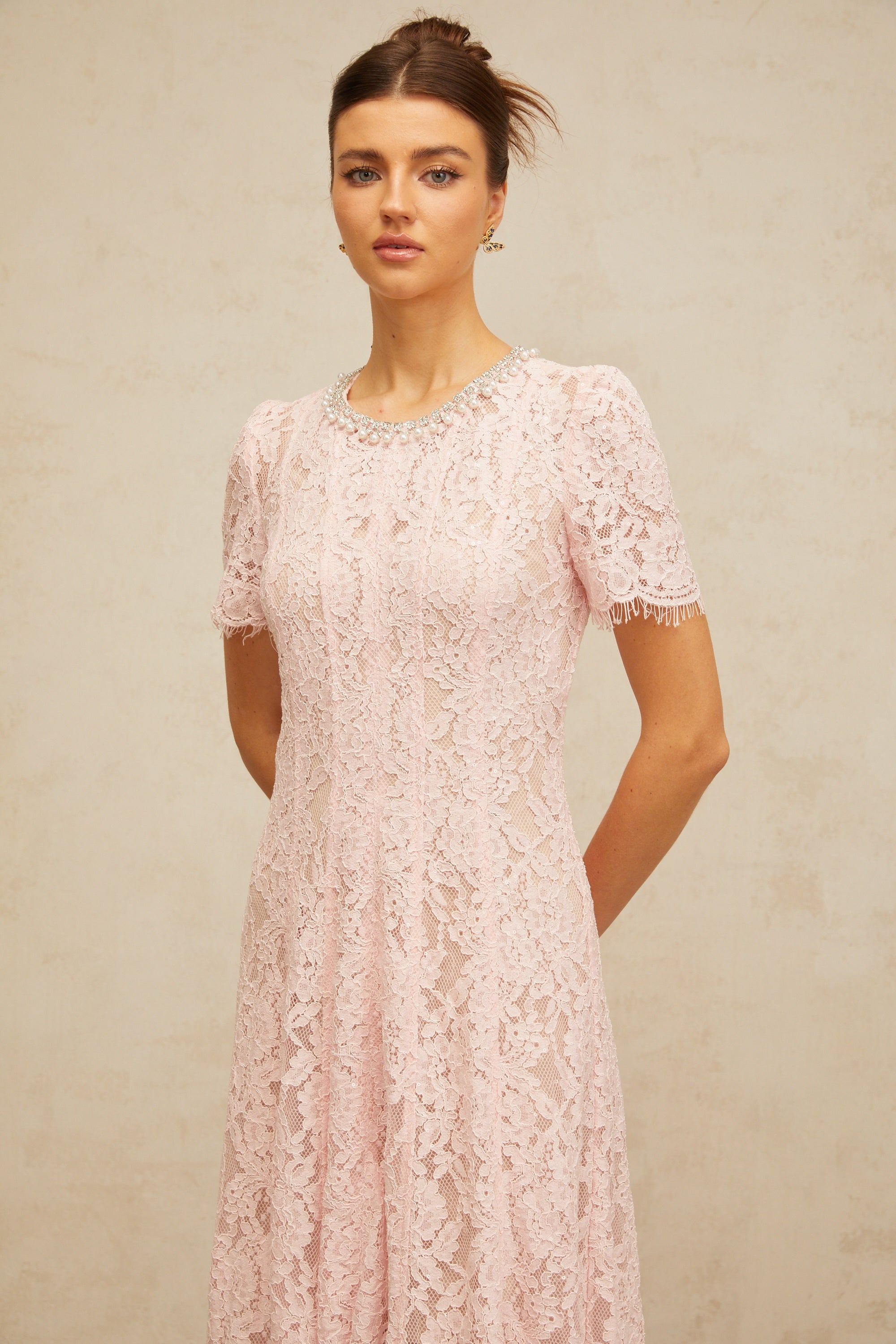 فستان دولسي متوسط ​​الطول مزين بالورود من الدانتيل