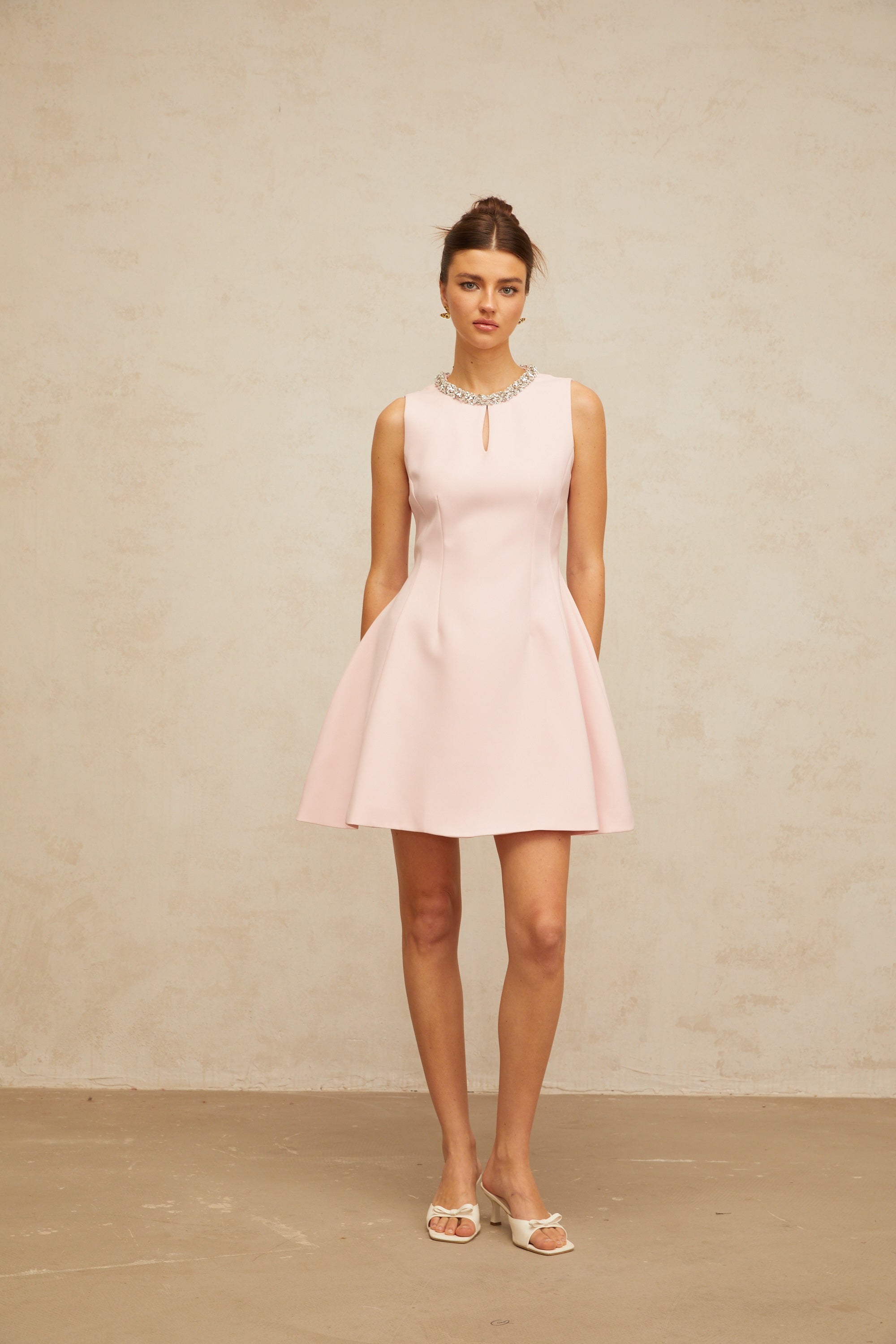 فستان قصير منفوخ من كلوتيلد باللون الوردي مزين بالترتر