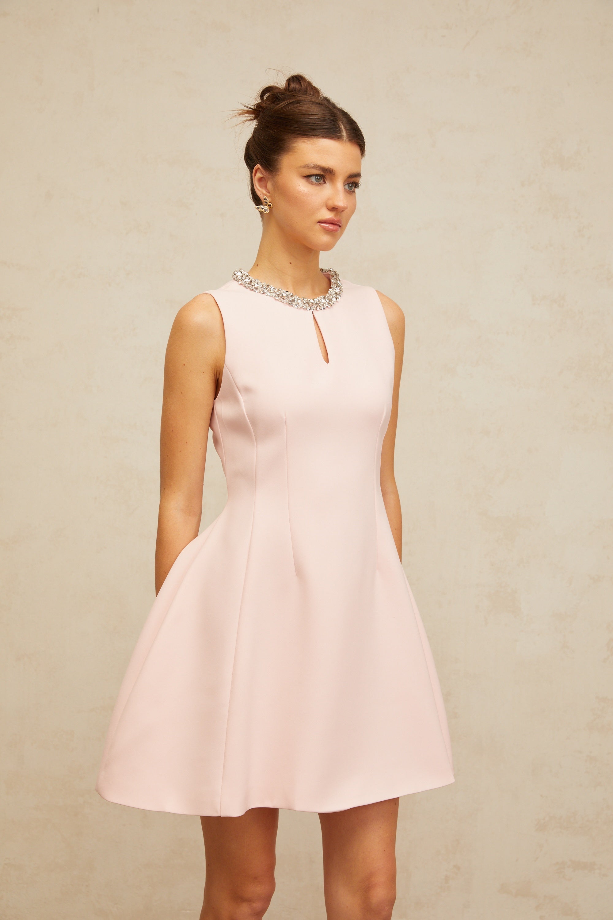 فستان قصير منفوخ من كلوتيلد باللون الوردي مزين بالترتر