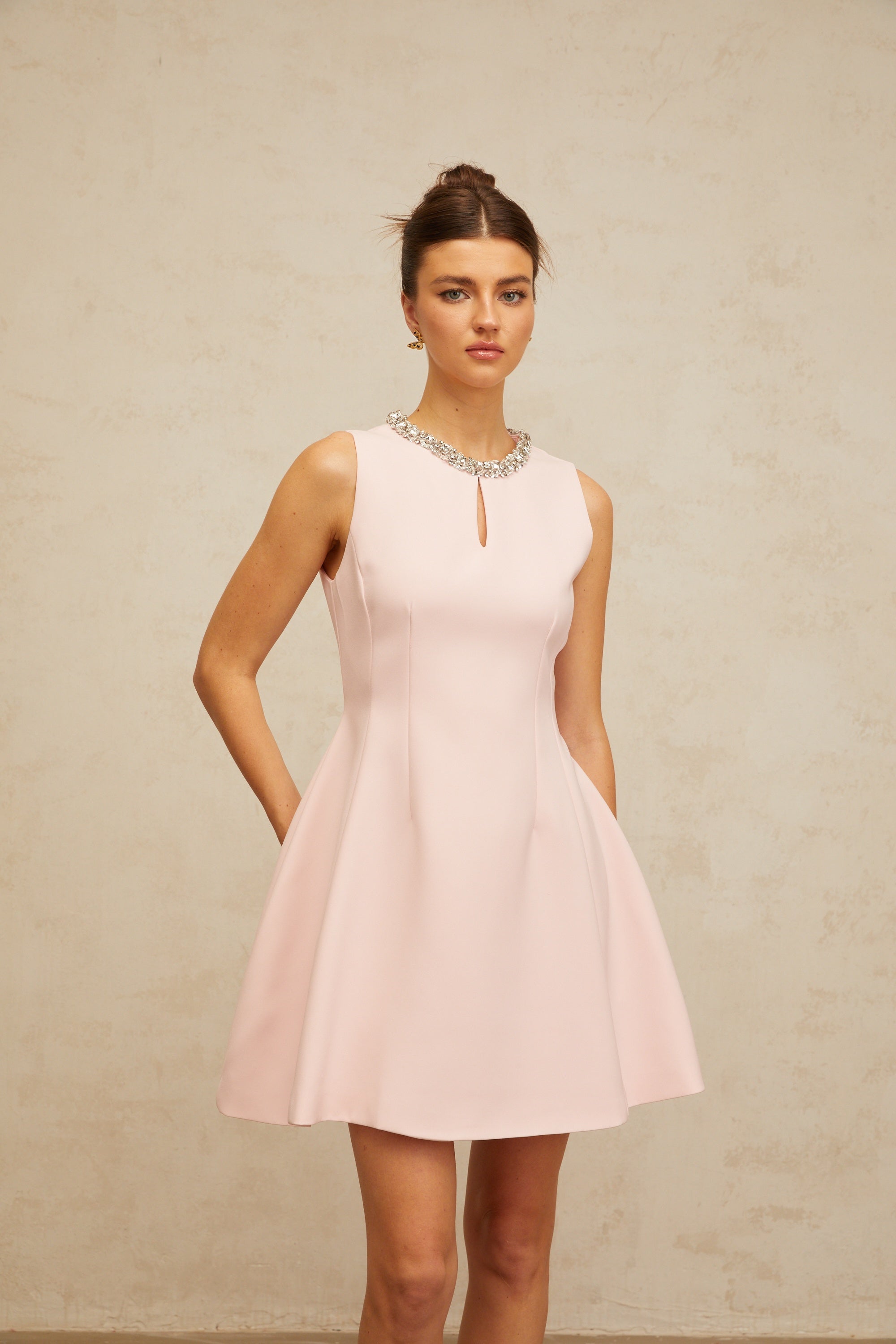 فستان قصير منفوخ من كلوتيلد باللون الوردي مزين بالترتر