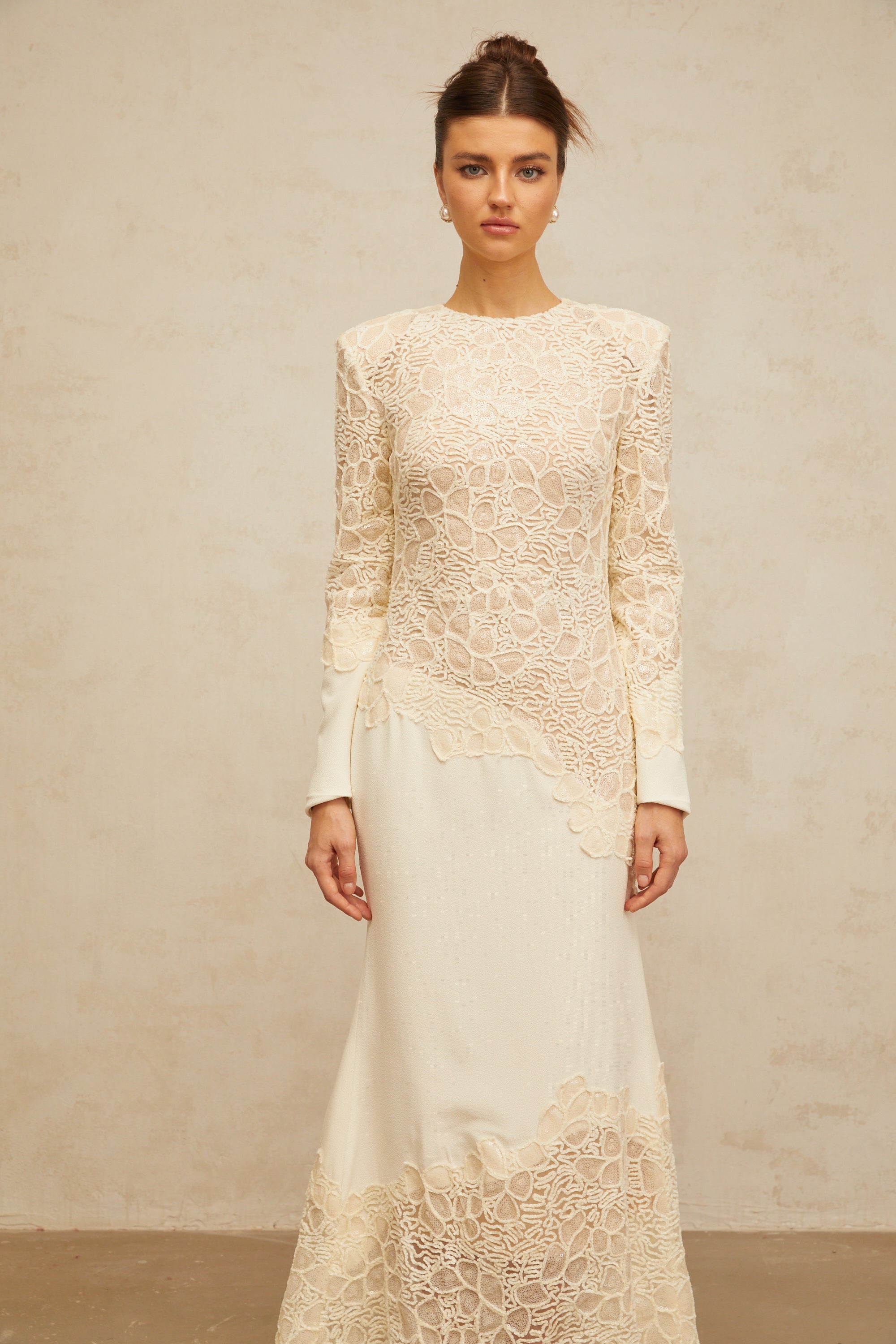 فستان ماتيلد الأبيض المطرز